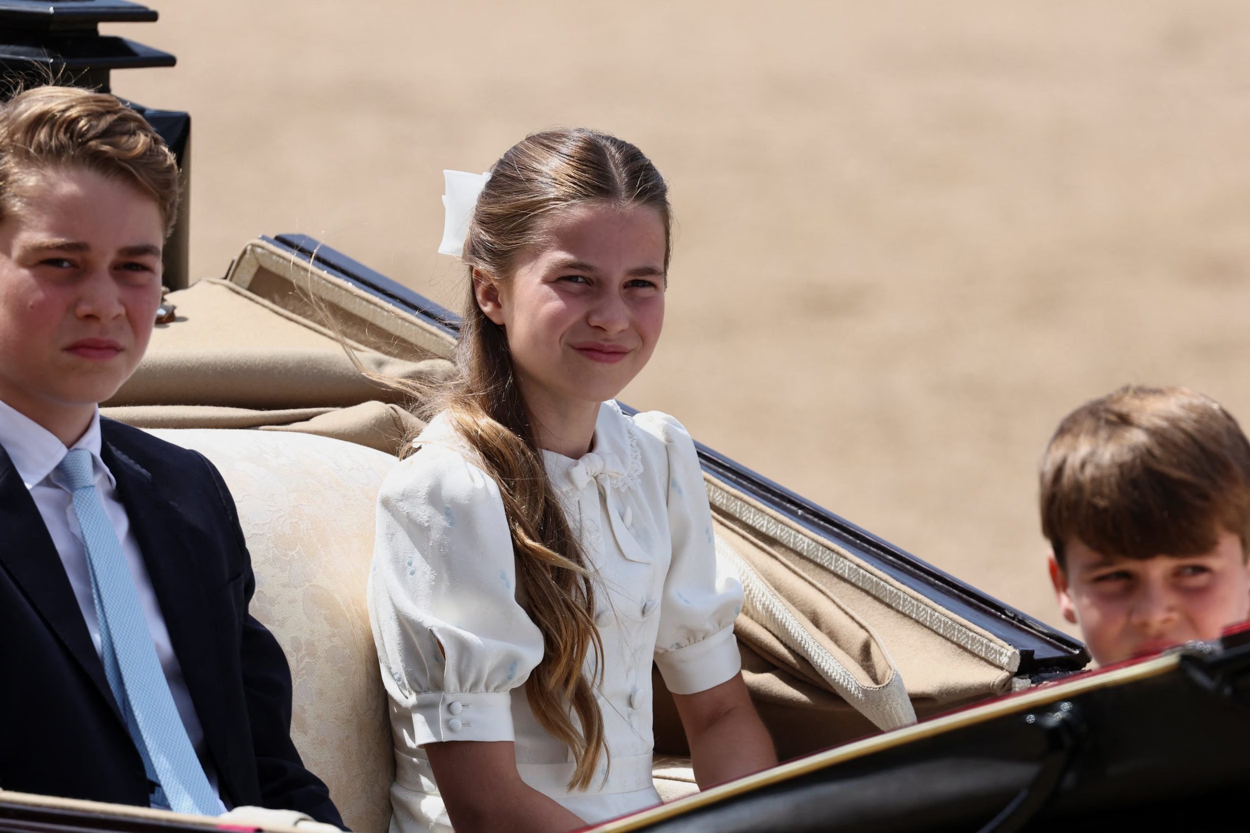 El príncipe Jorge, la princesa Carlota y el príncipe Luis de Gran Bretaña se sientan en un carruaje durante el desfile Trooping the Colour en honor al rey Carlos de Gran Bretaña, como parte de las celebraciones oficiales de su cumpleaños, en Londres, Gran Bretaña, el 13 de junio de 2026. REUTERS/Toby Melville