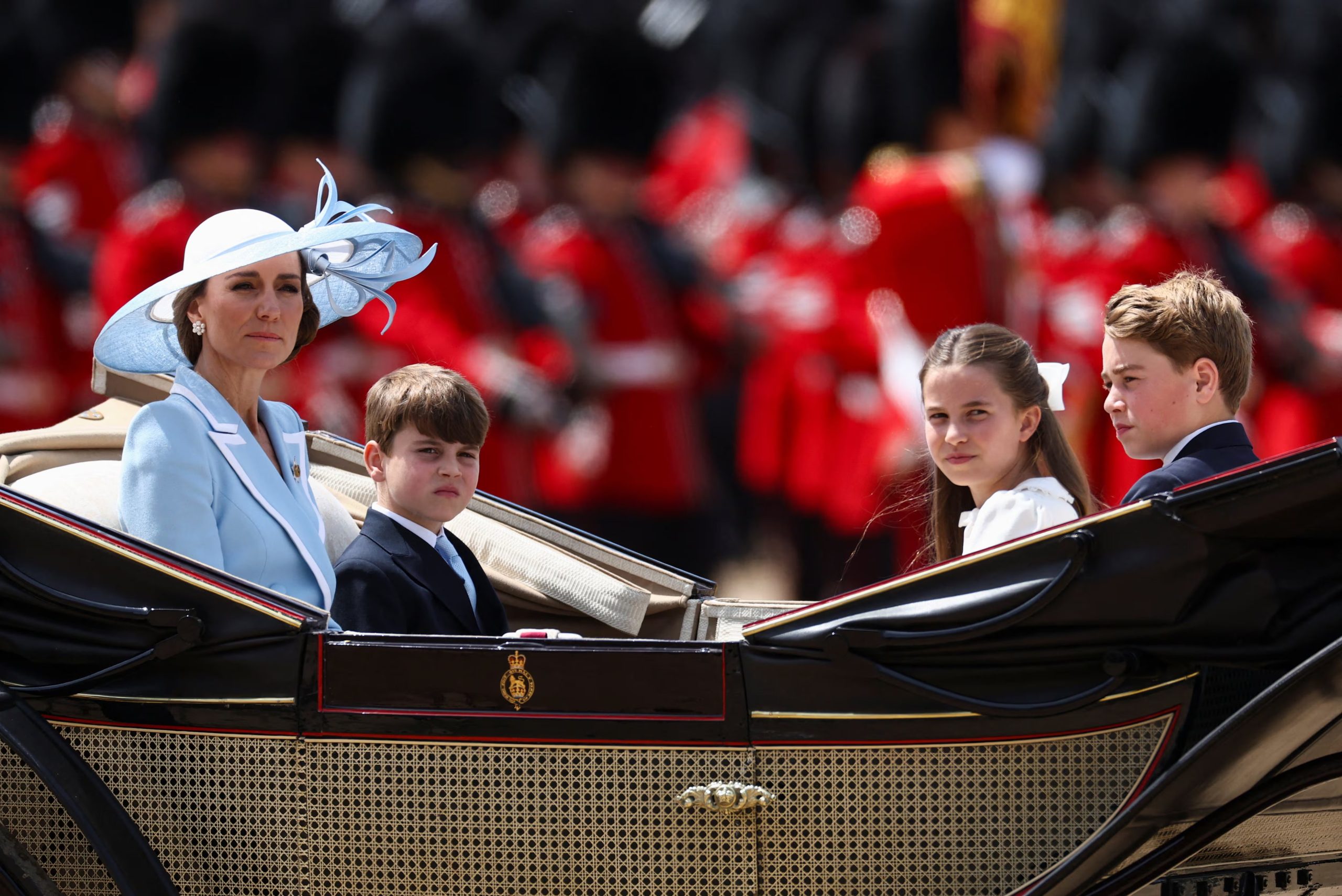 La princesa Kate de Gales, el príncipe George, la princesa Charlotte y el príncipe Louis viajan en un carruaje durante el desfile Trooping the Colour en honor al rey Carlos de Gran Bretaña, como parte de las celebraciones oficiales de su cumpleaños, en Londres, Gran Bretaña, el 13 de junio de 2026. REUTERS/Toby Melville