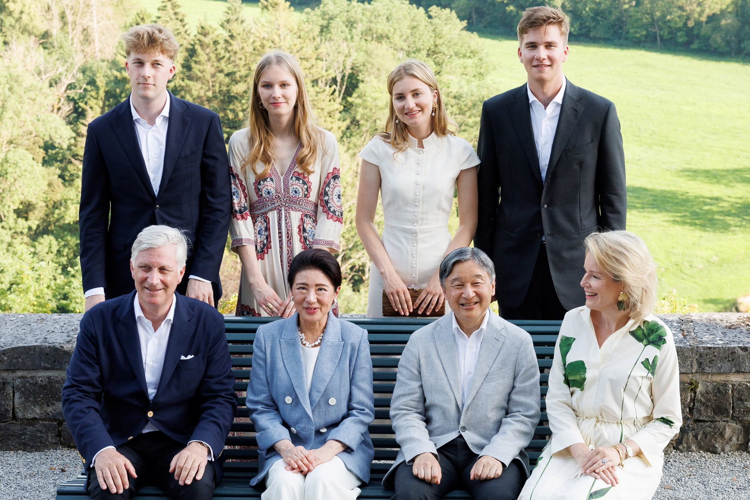El emperador japonés Naruhito y la emperatriz Masako posan con el rey belga Felipe, la reina Matilde, la princesa heredera Isabel, el príncipe Emmanuel, la princesa Leonor y el príncipe Gabriel en el Dominio Real de Ciergnon, durante una visita de Estado a Bélgica, en Ciergnon, Bélgica, el 21 de junio de 2026. (Benoit Doppagne/Pool vía REUTERS)