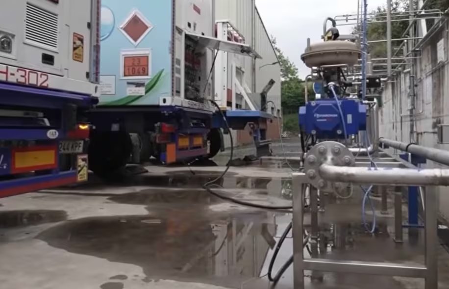 Una firma de origen finlandés instaló un equipo de gran escala en una planta española y verificó su funcionamiento sin combustibles fósiles (Captura de video)