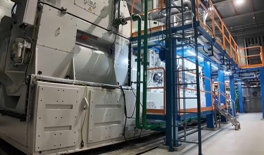 La solución permite agrupar múltiples unidades para aportar generación a escala de red, una capacidad pensada para cubrir picos de demanda (Captura de video)