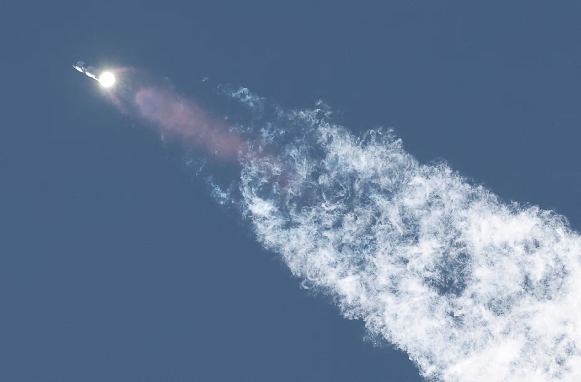Los motores de cohetes y la quema de satélites liberan contaminantes, muchos alcanzan altitudes donde pueden afectar la capa de ozono (REUTERS/Joe Skipper)