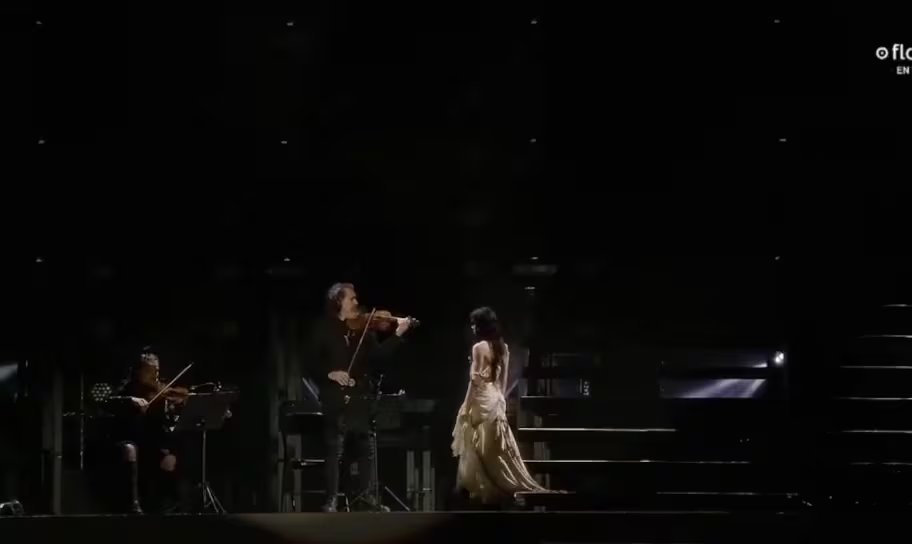 La escenografía sobria, la iluminación tenue y la puesta minimalista concentraron la atención en la voz de Lali y en el violín