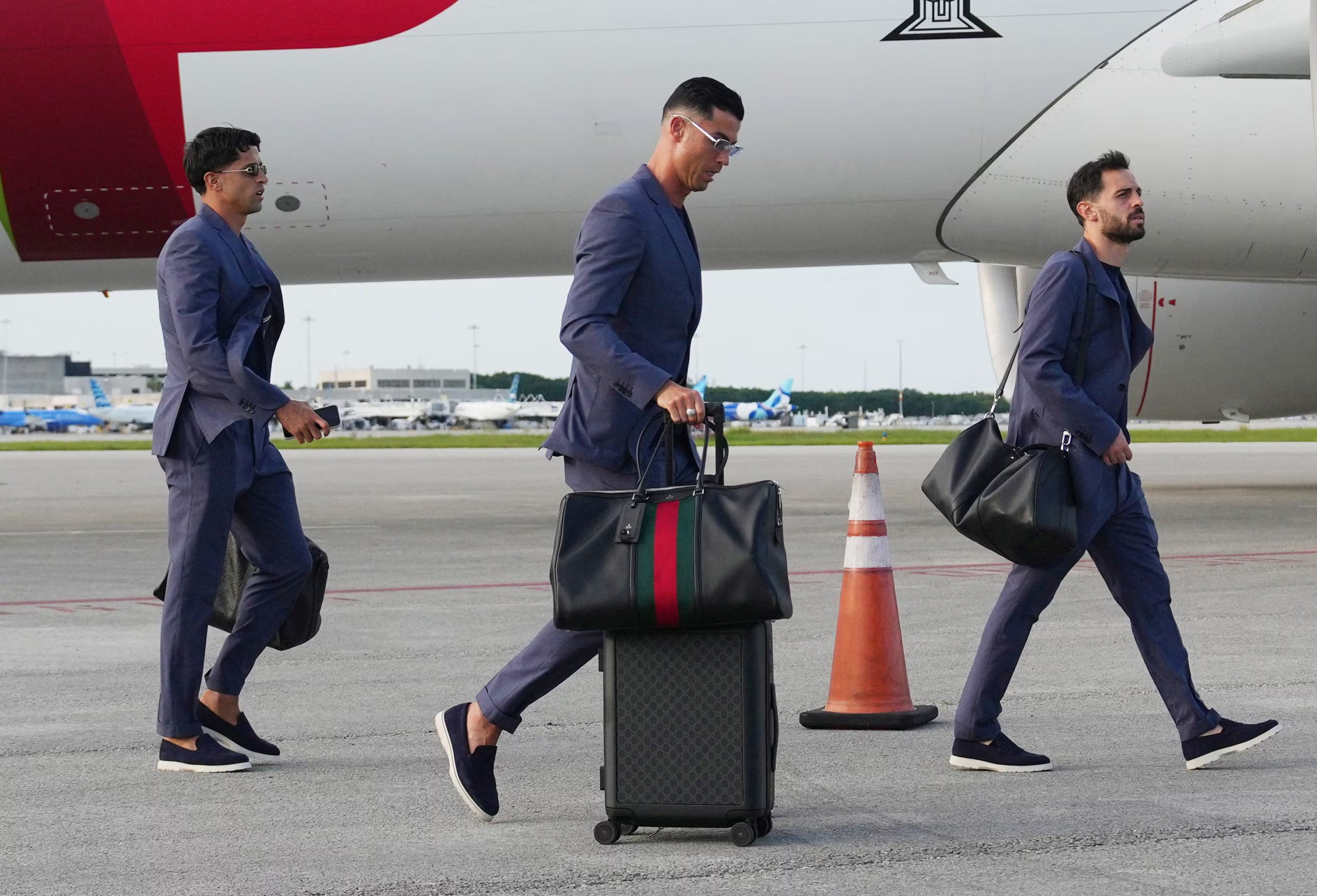 El equipaje, una bolsa Gucci y una maleta rígida, completa el conjunto de viajero de élite Reuters/Jim Rassol