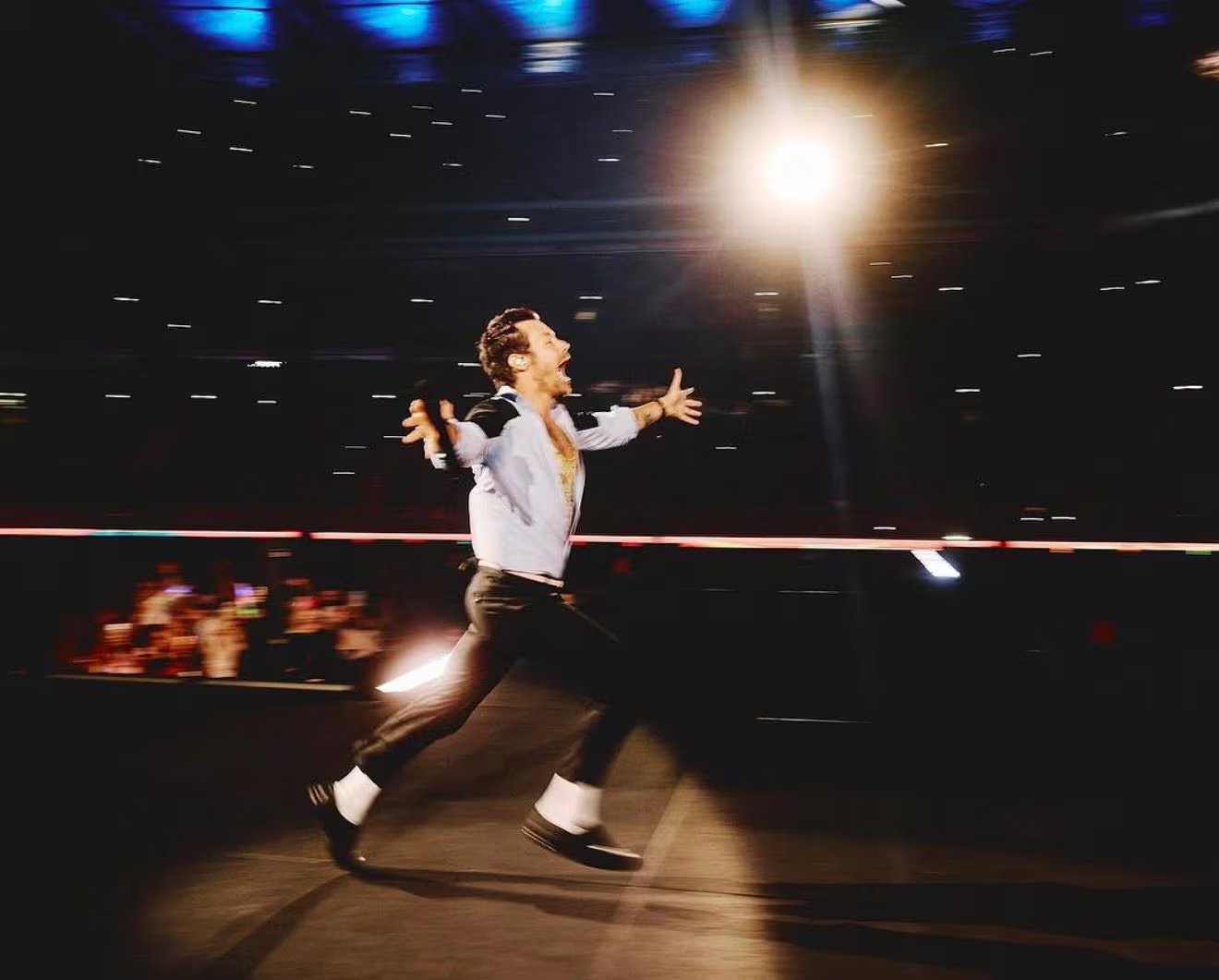 La colaboración con Harry Lambert define una curaduría precisa de prendas con potencia visual (Instagram: @harrystyles)