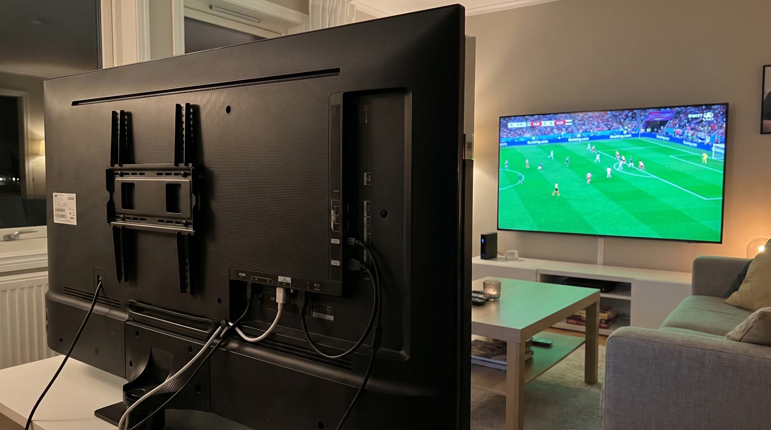 El puerto de audio óptico digital, identificado muchas veces como TosLink o S/PDIF, permite llevar audio digital desde el televisor hacia barras de sonido o receptores AV. 
(Imagen ilustrativa Infobae)