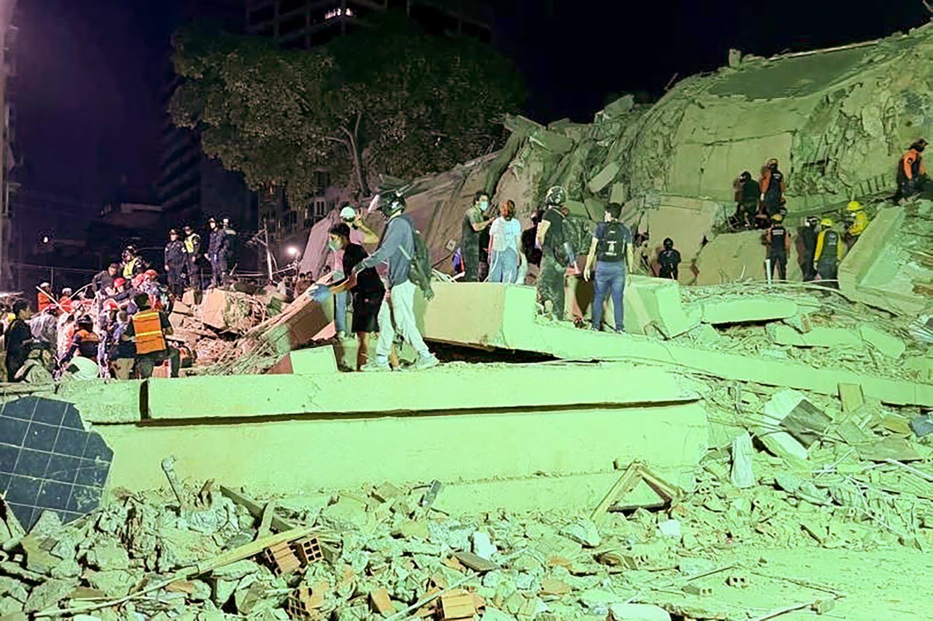 Civiles y rescatistas ayudan en los operativos para dar con sobrevivientes de los devastadores sismos en Venezuela (Europa Press)