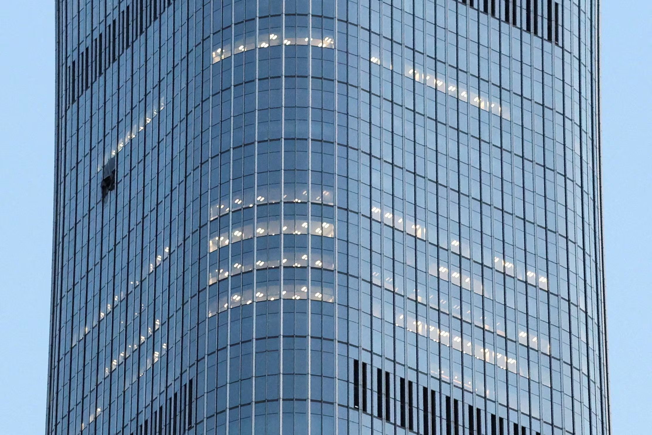 Fachada dañada de la Torre CITIC en Beijing el 26 de junio de 2026 tras el choque de una avioneta. El gobierno chino impuso restricciones de vuelo y censura sobre el incidente. (REUTERS/M. Shemetov)