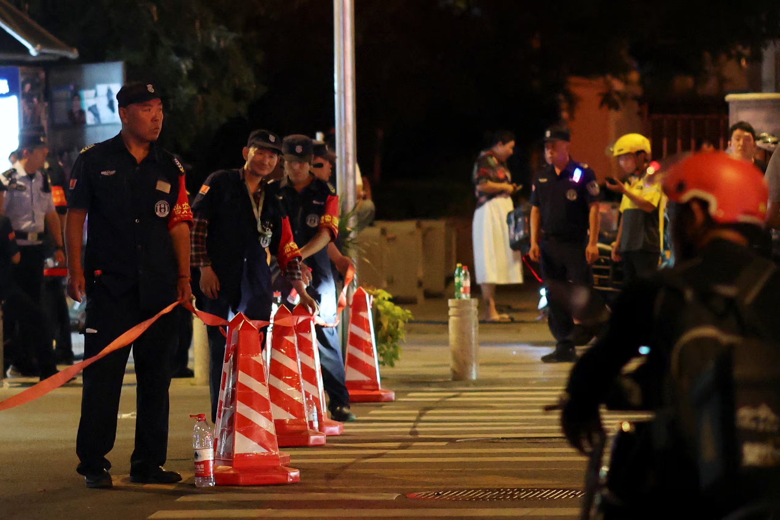 Seguridad custodia un cordón policial cerca de la Torre CITIC en Beijing el 26 de junio de 2026. Las autoridades congelaron los vuelos privados en todo el país tras el siniestro. (REUTERS/M. Shemetov)