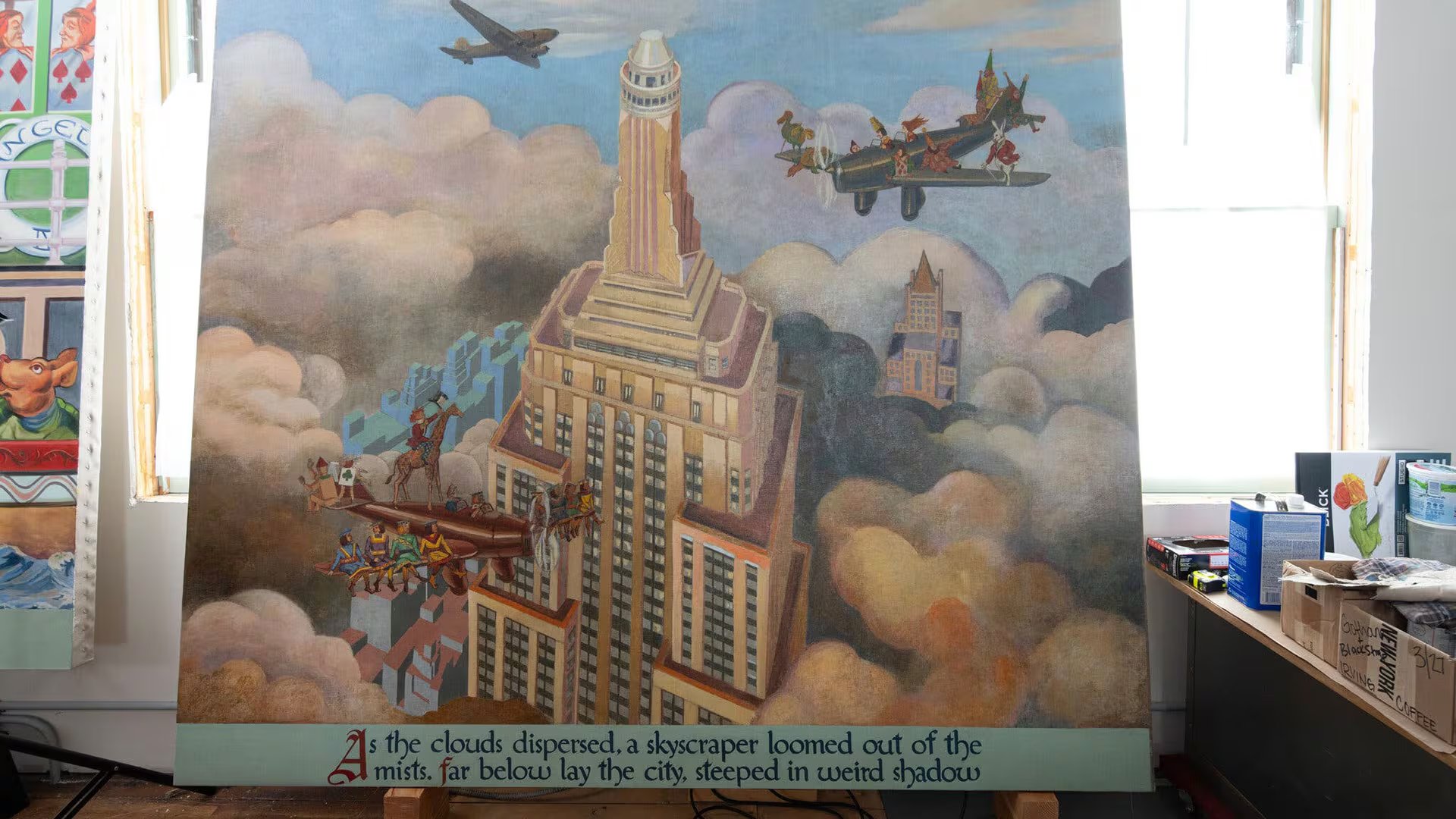En el mural, Alicia y sus amigos sobrevolaban el Empire State Building en avionetas diminutas, escalaban la corona de la Estatua de la Libertad y aterrizaban en paracaídas en Coney Island (Crédito: Tony Cenicola/The New York Times)