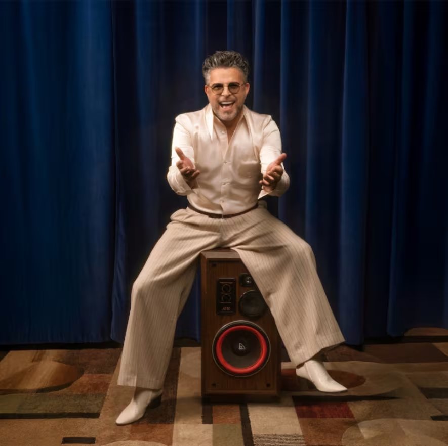 Luis Enrique destaca el valor artístico del formato álbum, defendiendo la experiencia de escuchar la obra completa como una comunión musical./ (Rolling Stone en Español)