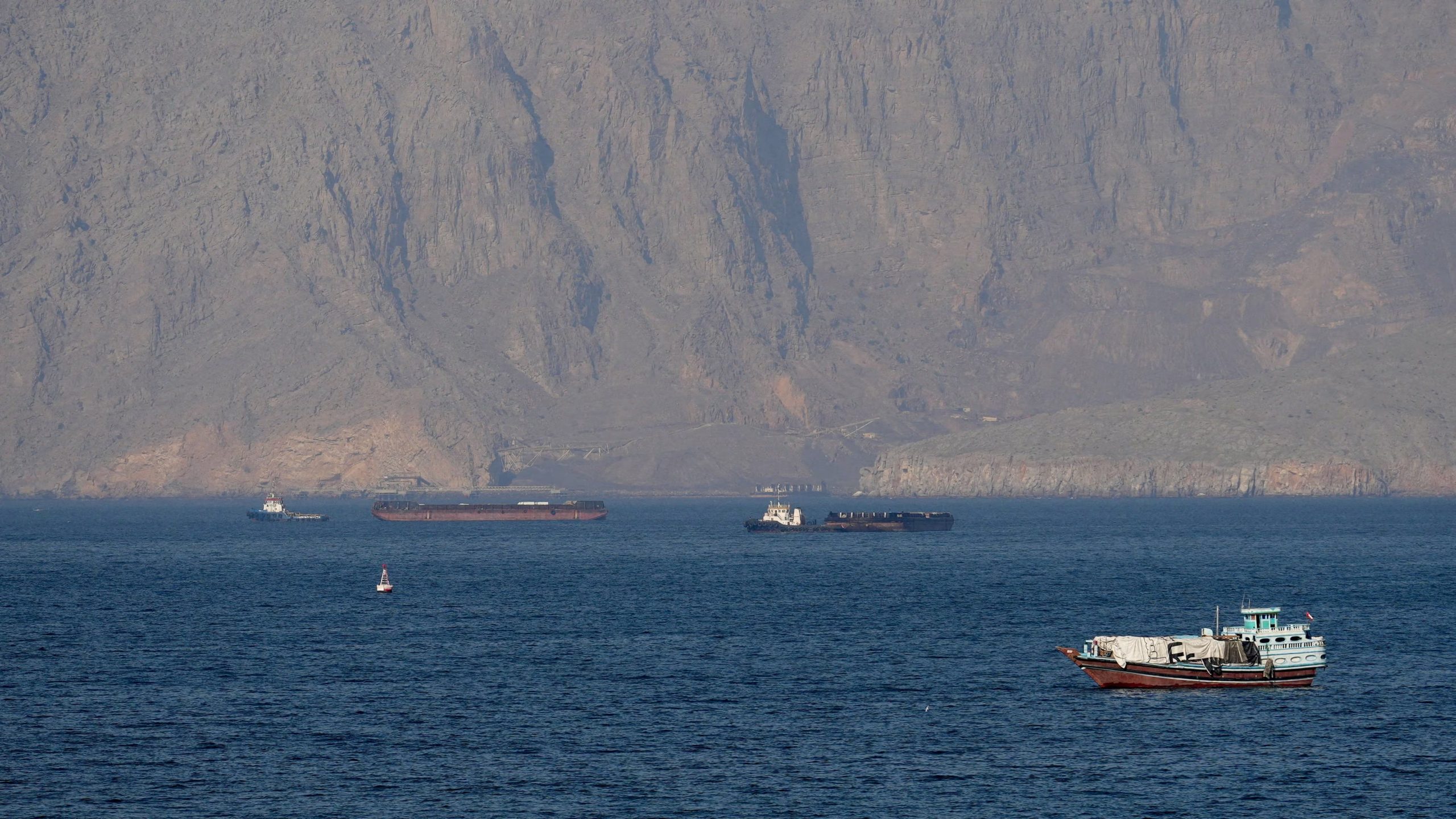 Buques y petroleros en el estrecho de Ormuz, frente a la costa de Musandam, Omán, 18 de abril de 2026. REUTERS