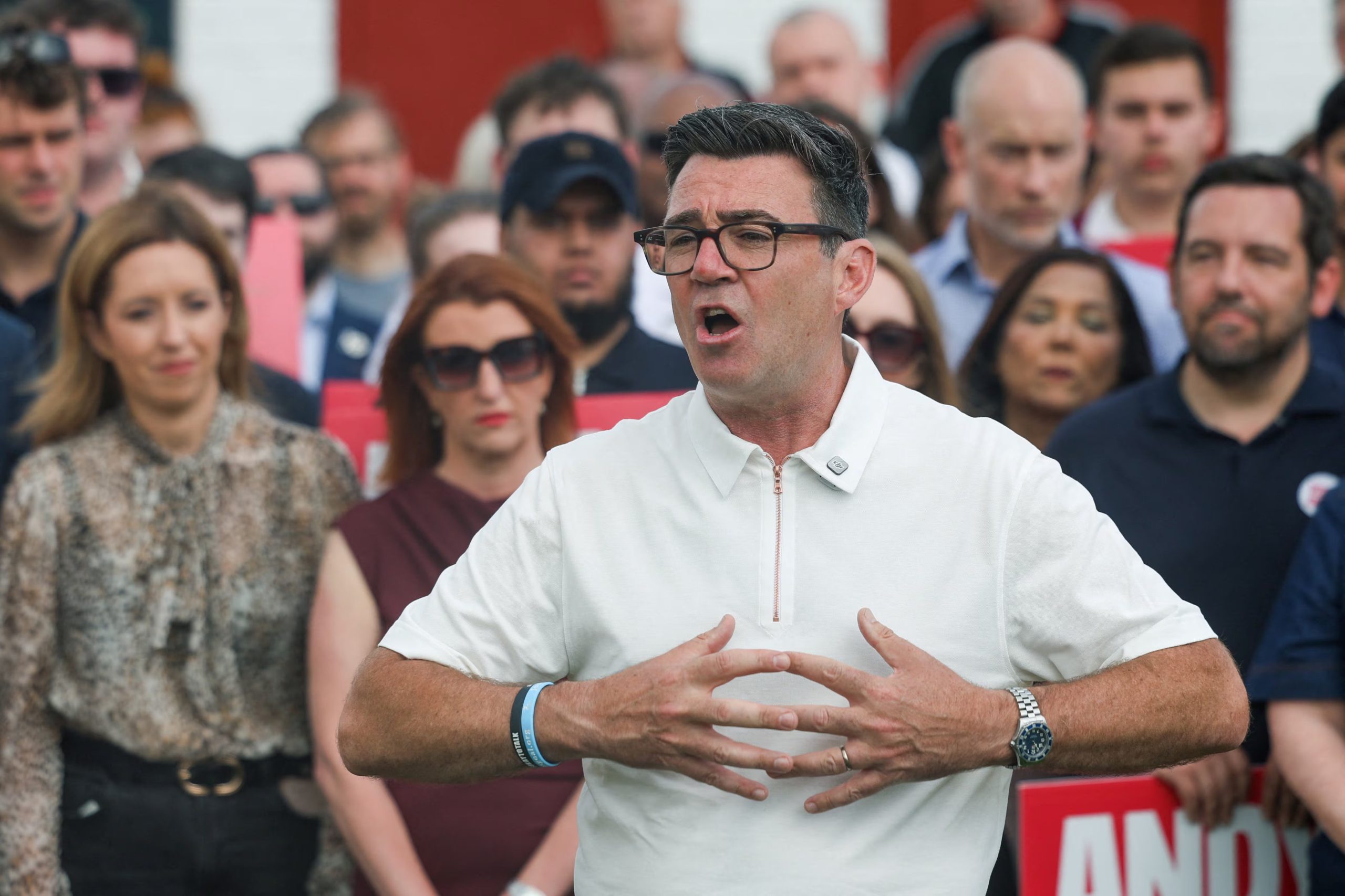 El exalcalde del Gran Manchester y recién elegido diputado por Makerfield, Andy Burnham, se dirige a los miembros y simpatizantes del Partido Laborista tras ganar las elecciones parciales de Makerfield (REUTERS/Temilade Adelaja)