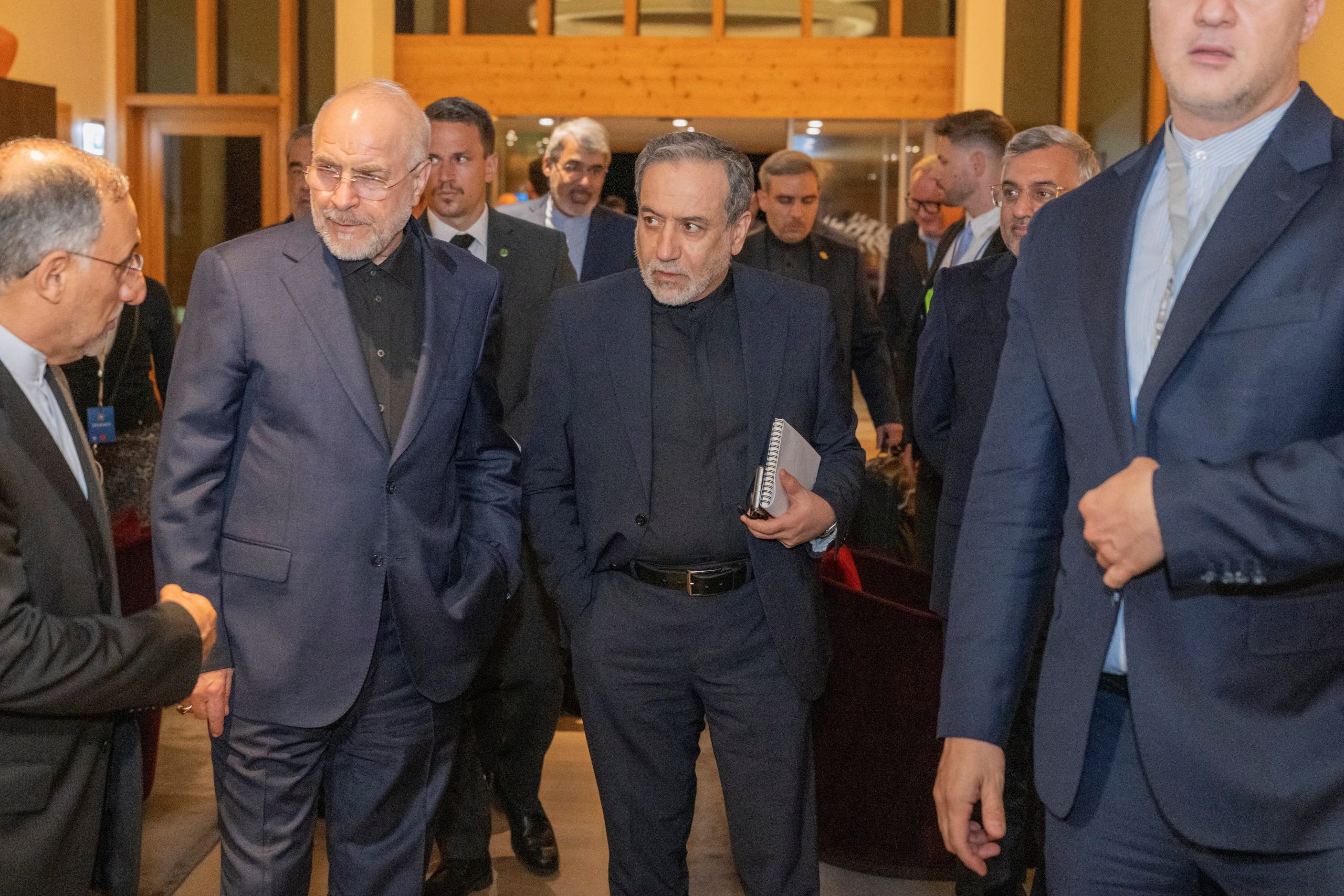 Mohammad Bagher Ghalibaf, líder de la delegación de Irán, y el canciller iraní Abbas Araghchi, antes de iniciar las negociaciones con Estados Unidos, (Lago de Lucerna, Suiza)