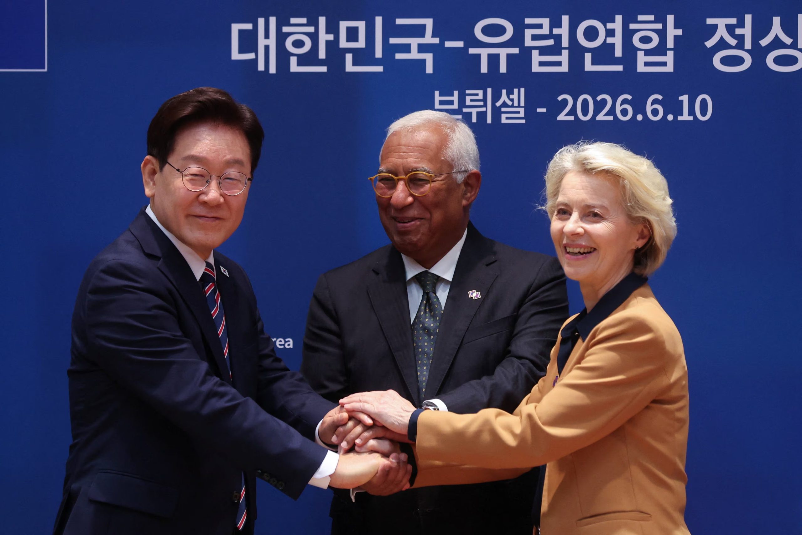 La presidenta de la Comisión Europea, Ursula von der Leyen, el presidente de la República de Corea, Lee Jae-myung, y el presidente del Consejo Europeo, Antonio Costa, asisten a la Cumbre UE-República de Corea en Bruselas, Bélgica, el 10 de junio de 2026 (Olivier Hoslet/REUTERS)