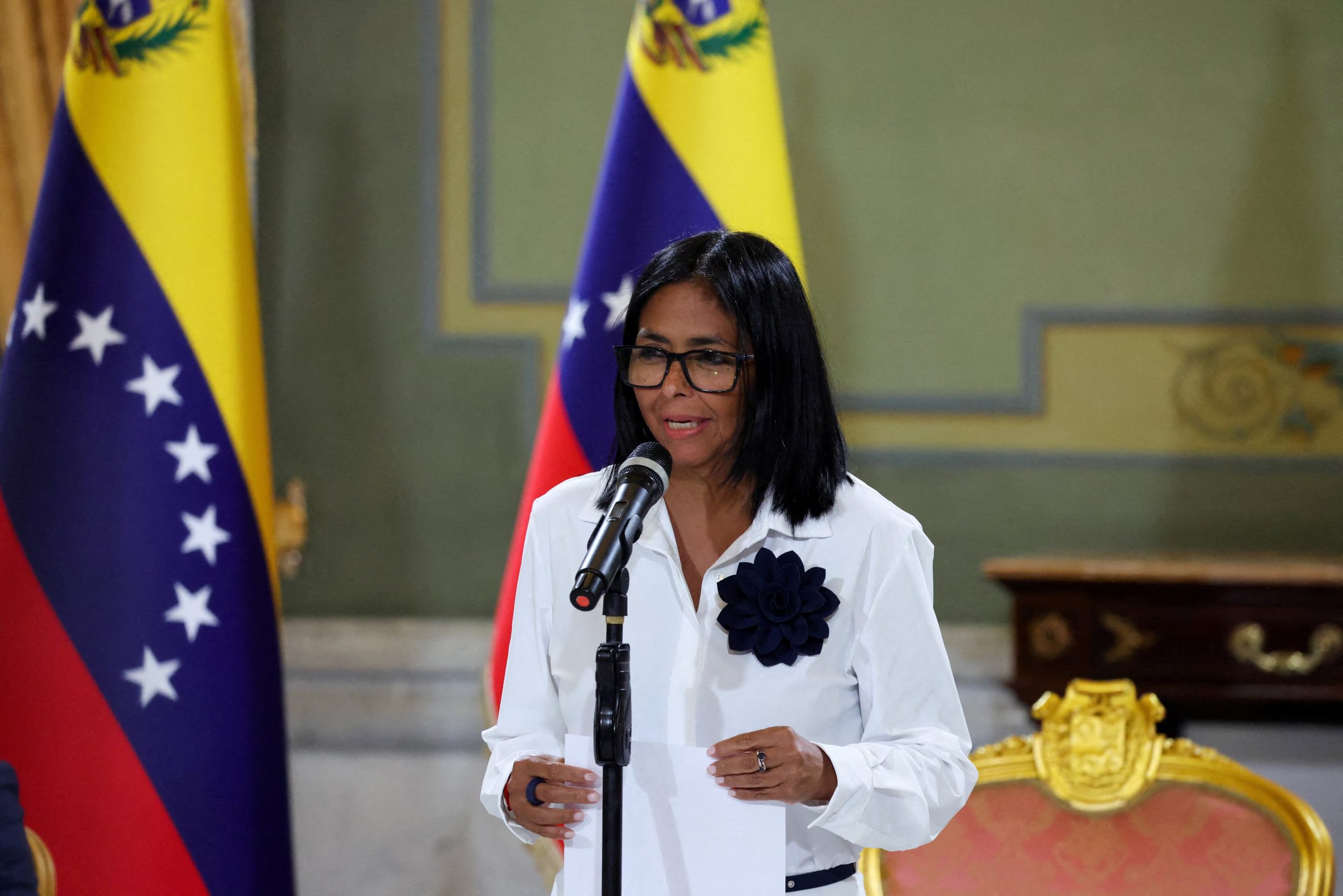 Delcy Rodríguez, presidenta interina de Venezuela, habla ante los medios en Caracas el 13 de abril de 2026. (REUTERS/Leonardo Fernandez Viloria/archivo)