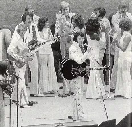 Elvis junto a los integrantes de The Stamps Quartet —el prestigioso grupo de góspel masculino que hacía los coros graves— y The Sweet Inspirations, las legendarias vocalistas de Rhythm and blues, soul y góspel que lo acompañó desde 1969 hasta su muerte (last.fm/)