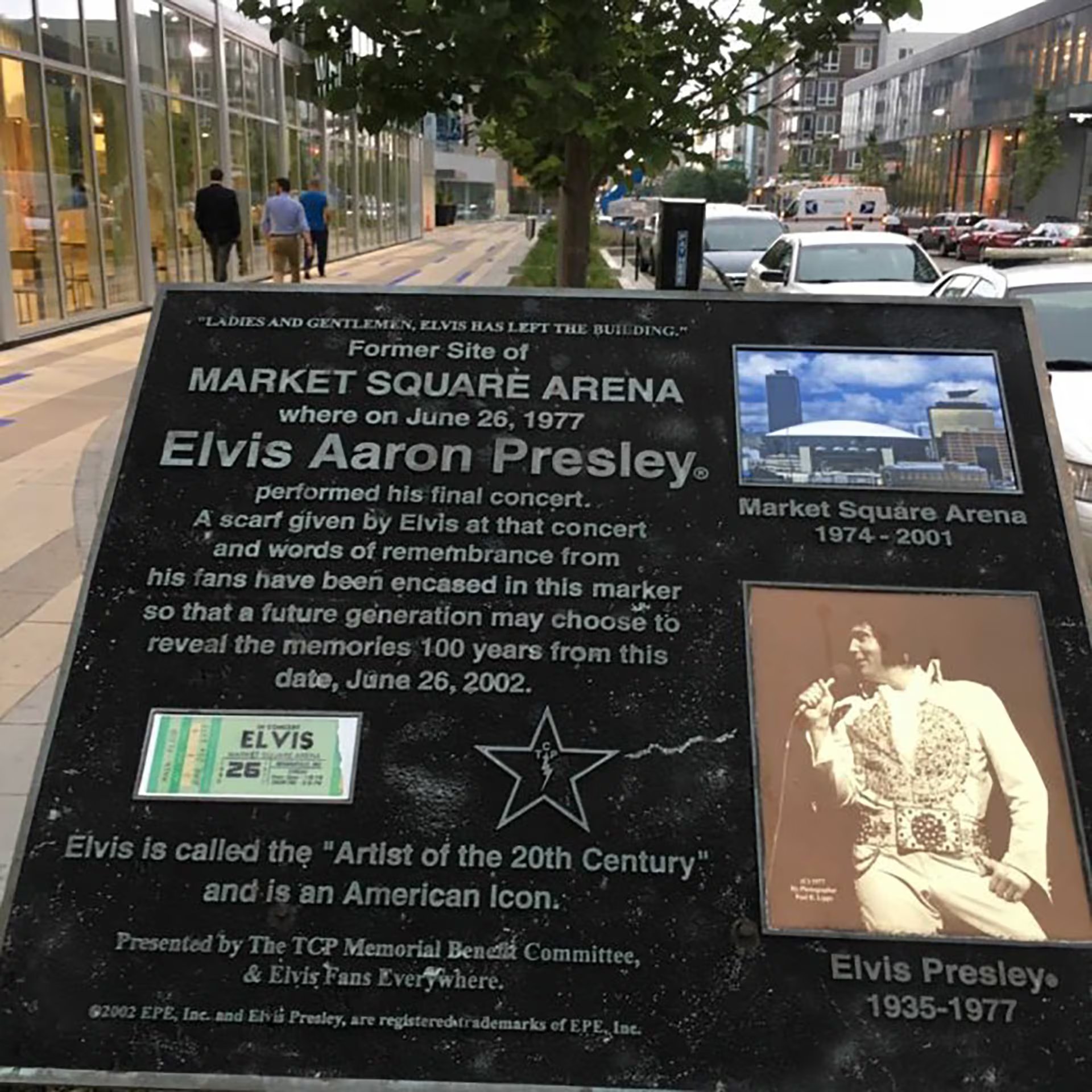Esta placa conmemora el último concierto de Elvis Presley, el 26 de junio de 1977 en el antiguo Market Square Arena de Indianápolis. El estadio fue demolido en 2001 (ElvisPresleyPhotos.com)