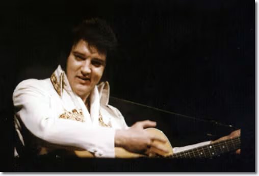 Elvis, magnético, en el último concierto que brindó el 26 de junio de 1977 (ElvisPresleyPhotos.com)