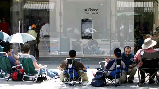 Apple diseñó cables y placas personalizadas para proyectar la pantalla del iPhone sin usar una cámara durante la demostración. (AFP)