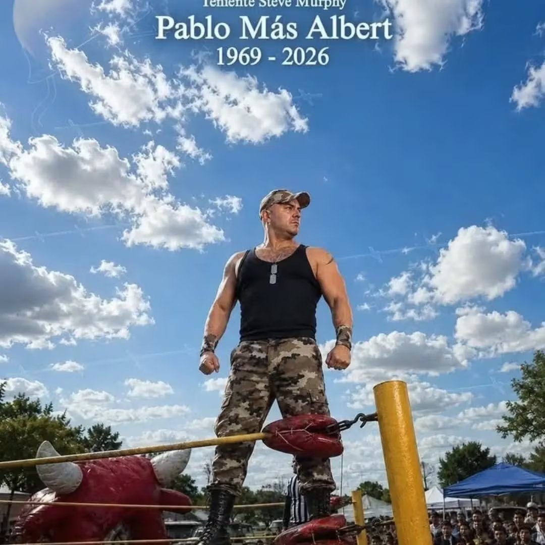 La imagen ilustra al luchador Pablo Más Albert, conocido como Teniente Murphy de 100% Lucha, de pie en un ring con vestimenta militar, bajo un cielo nublado, en una composición conmemorativa que incluye sus años de vida, compartida por el periodista Daniel Zeitún