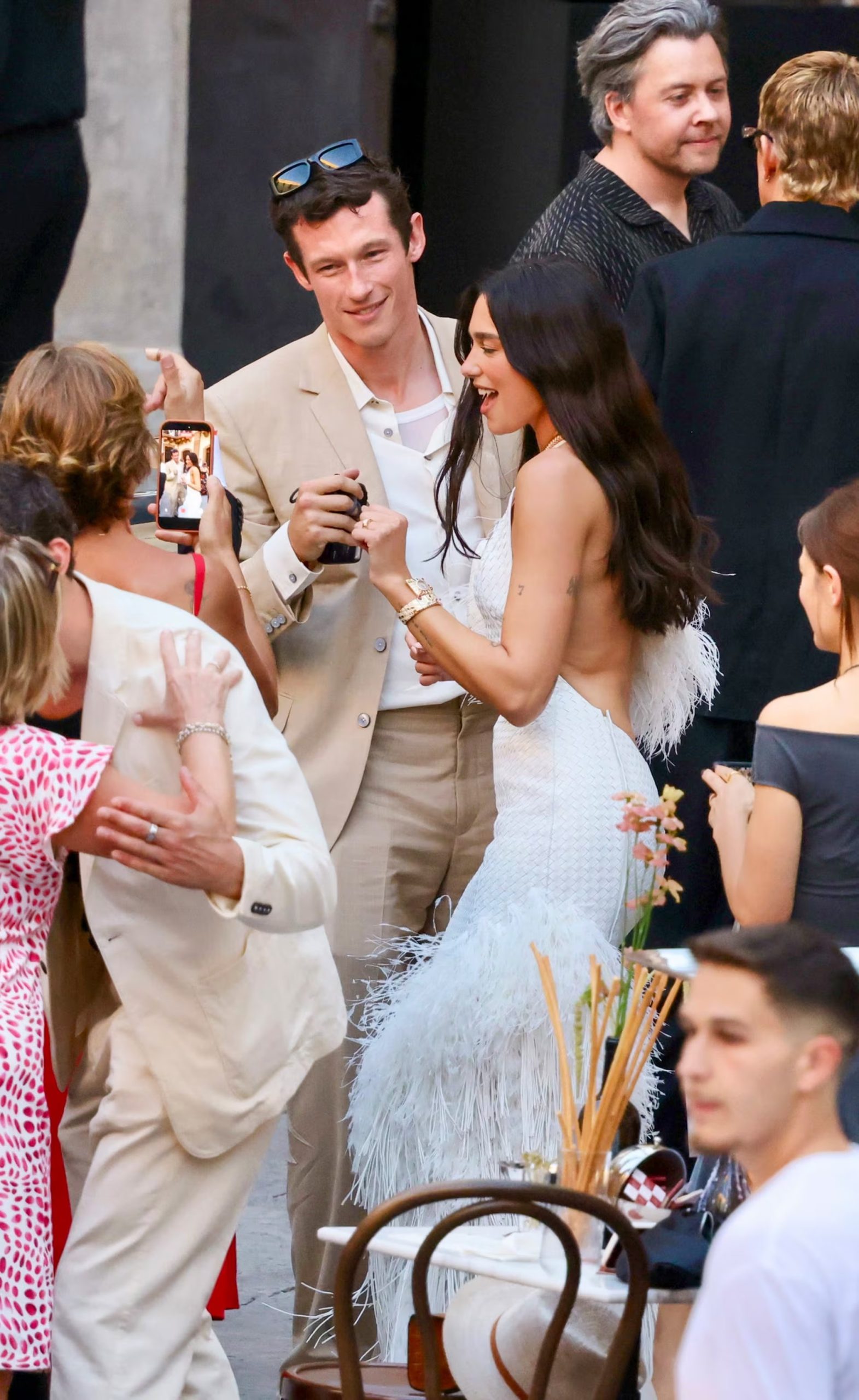 El vestido de Bottega Veneta que lució Dua Lipa acaparó la atención durante el primer día de festejos (Photo © 2026 Backgrid UK/The Grosby Group)
