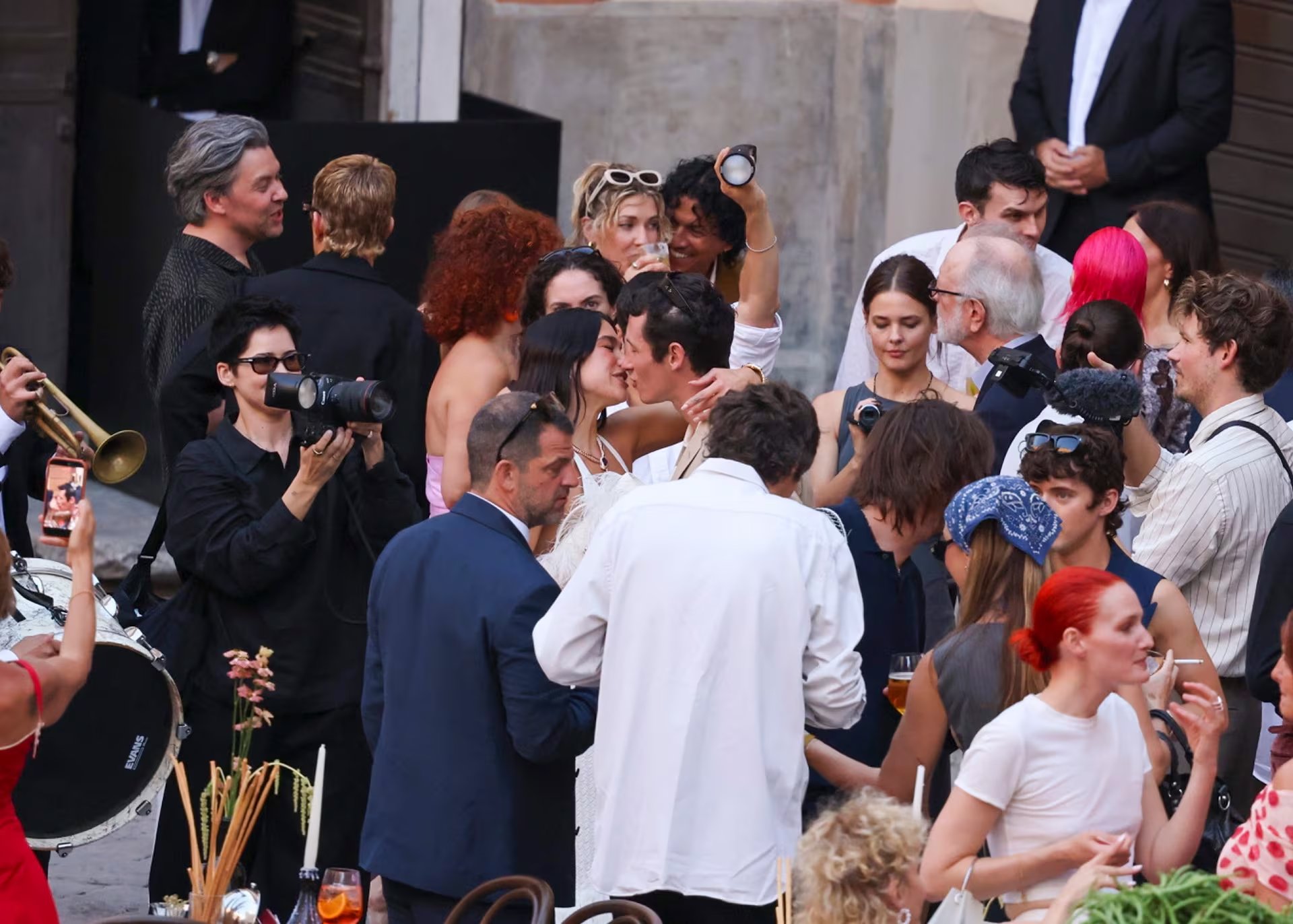 Más de 300 invitados asistieron al evento, entre ellos Charli XCX, Joe Alwyn y Grace Gummer Photo (© 2026 Backgrid UK/The Grosby Group)
