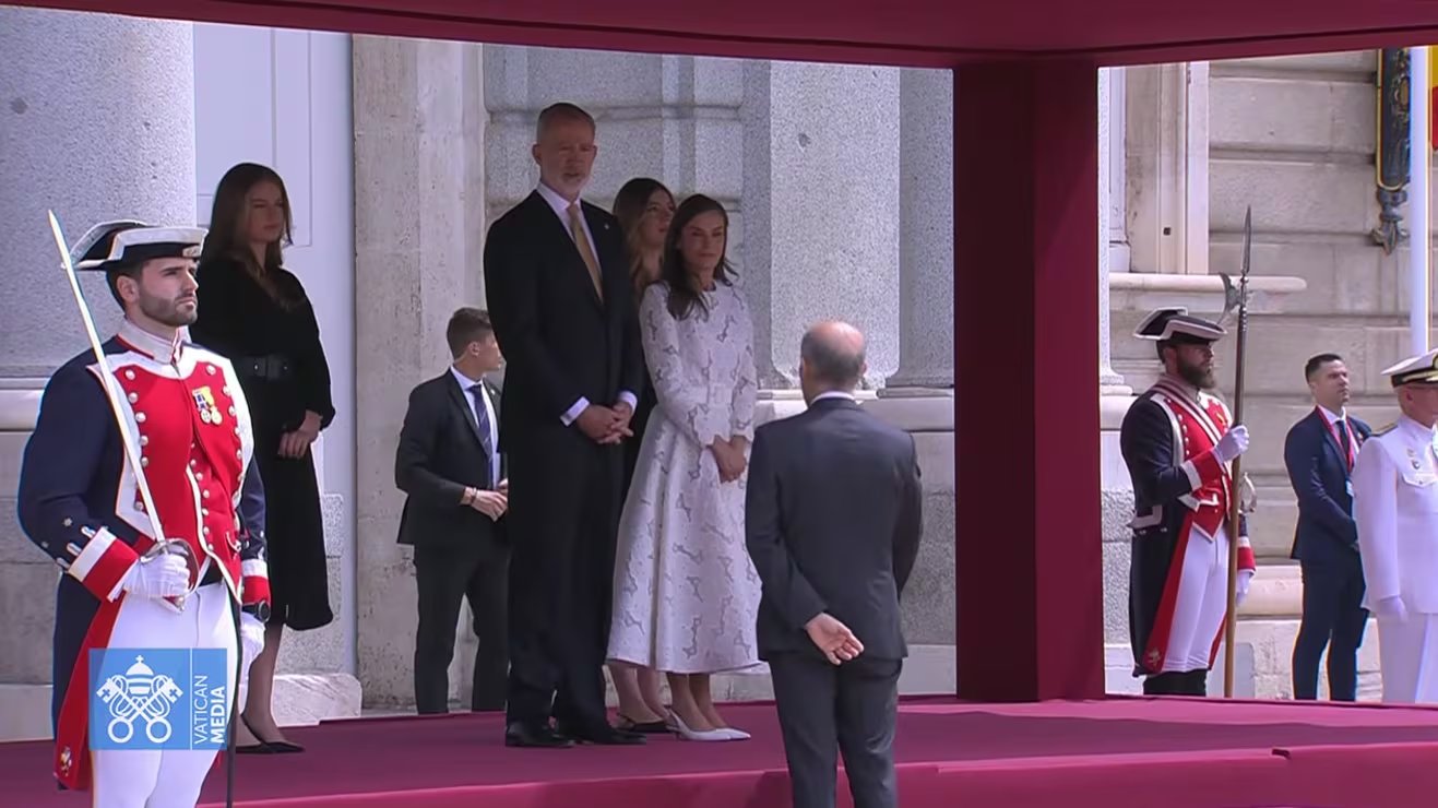 La princesa Leonor y la infanta Sofía conocen al papa León XIV (Vatican News)