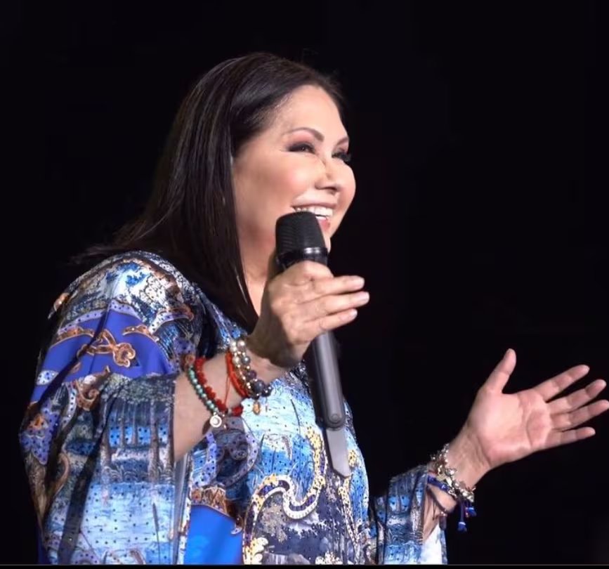 Ana Gabriel confirmó su orientación sexual en 2016 durante un concierto, tras años de especulación en los medios. - FOTO: Instagram/@anagabrieloficial
