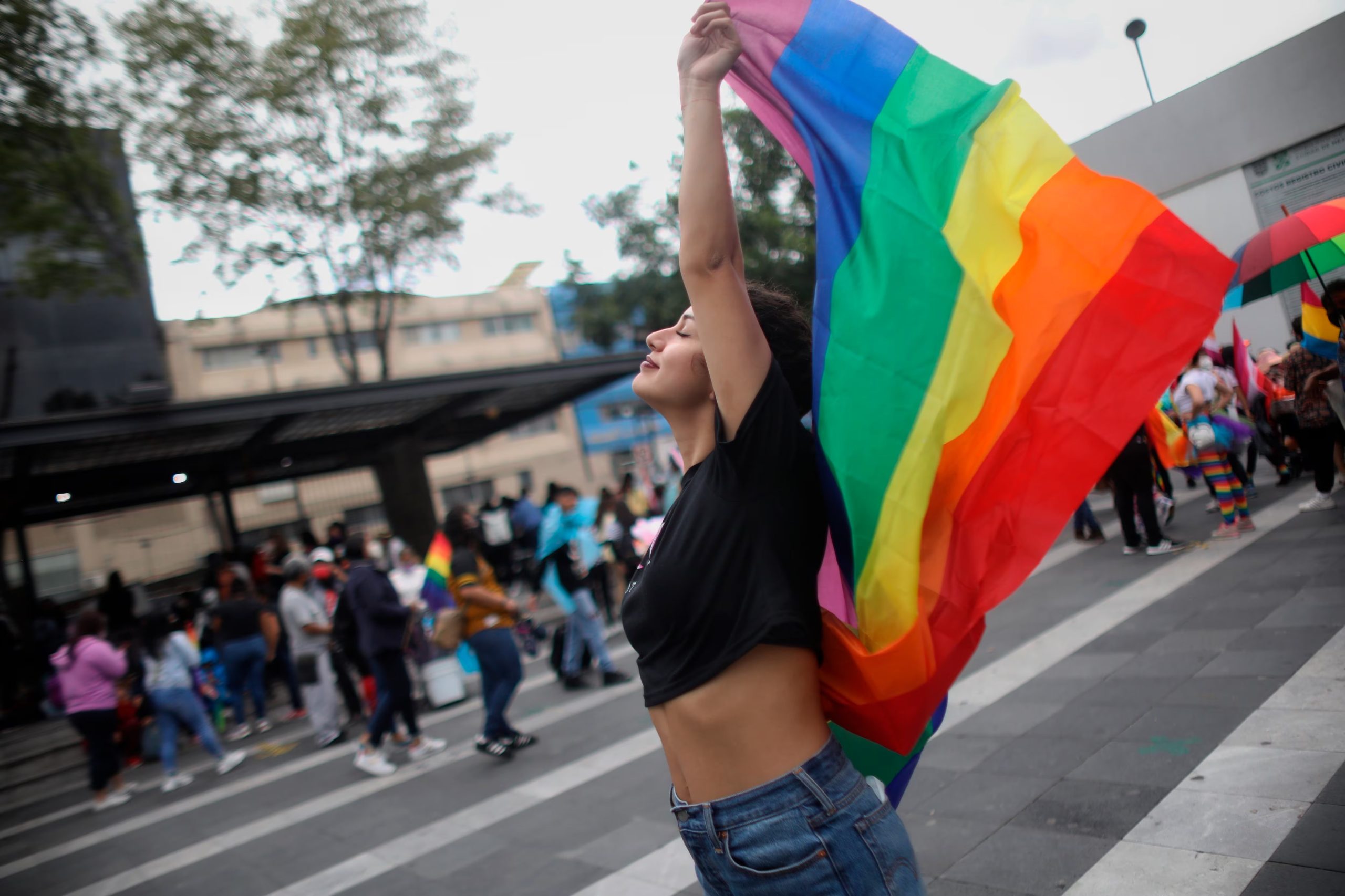 Colectivos de mujeres participan en la primera marcha lencha en busca de espacios para celebrar y visibilizar el amor entre mujeres en Ciudad de México (México). EFE/Sáshenka Gutiérrez