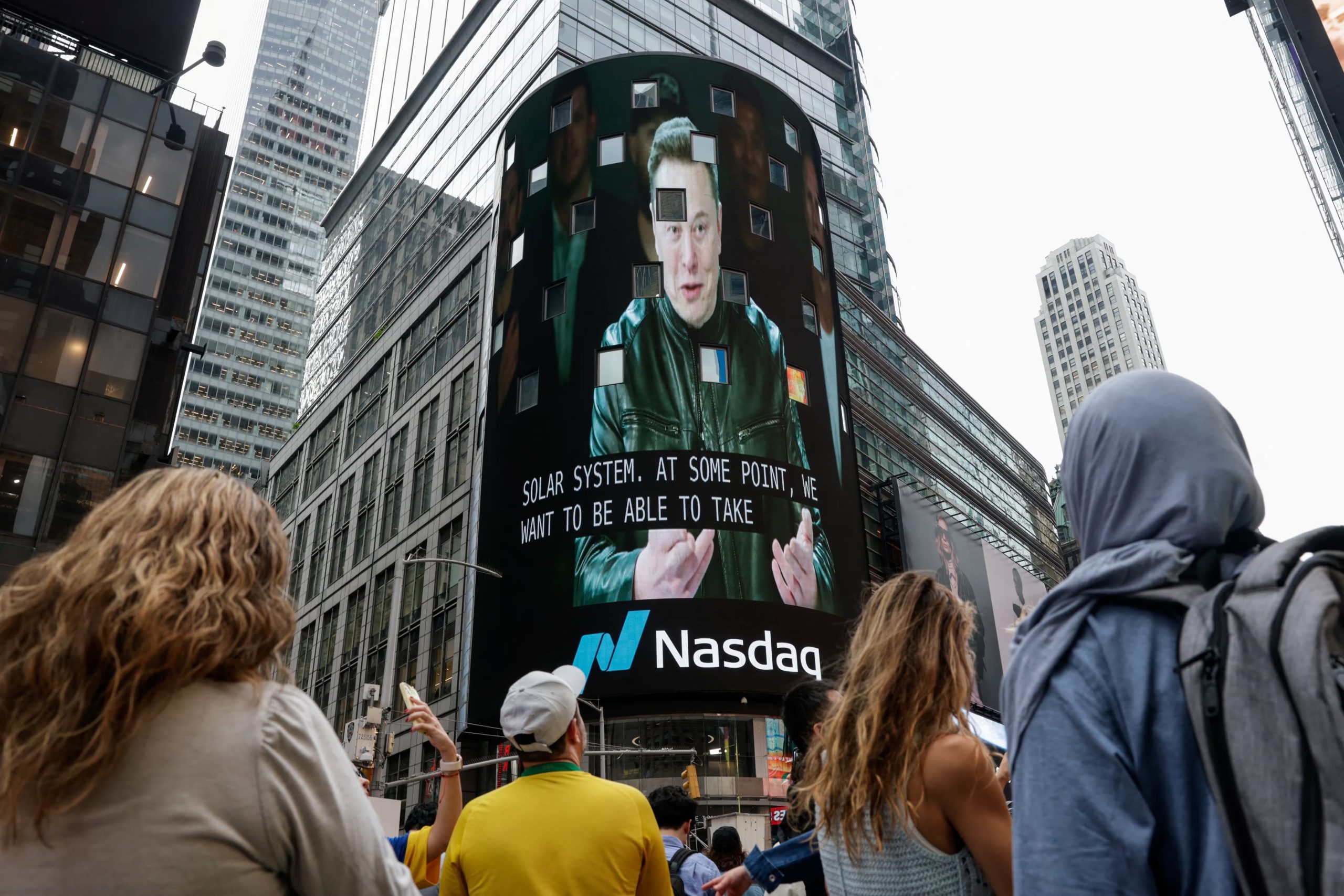 La imagen de Musk en la pantalla del Nasdaq en Times Square, Nueva York (REUTERS/Jeenah Moon)