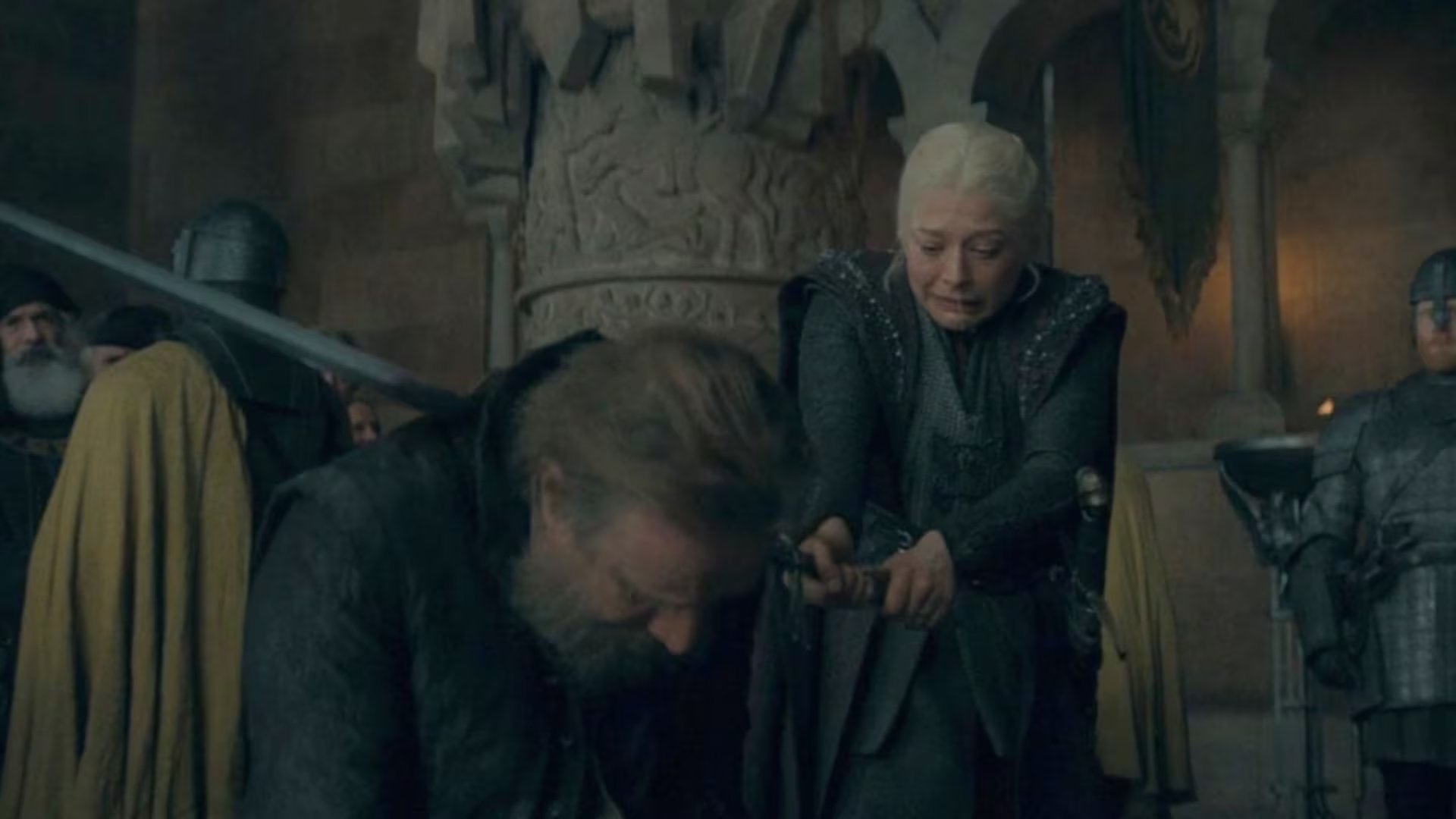 Rhaenyra decapita a Otto Hightower en la corte en una escena que marca un punto de quiebre político en la guerra Targaryen (HBO Max)