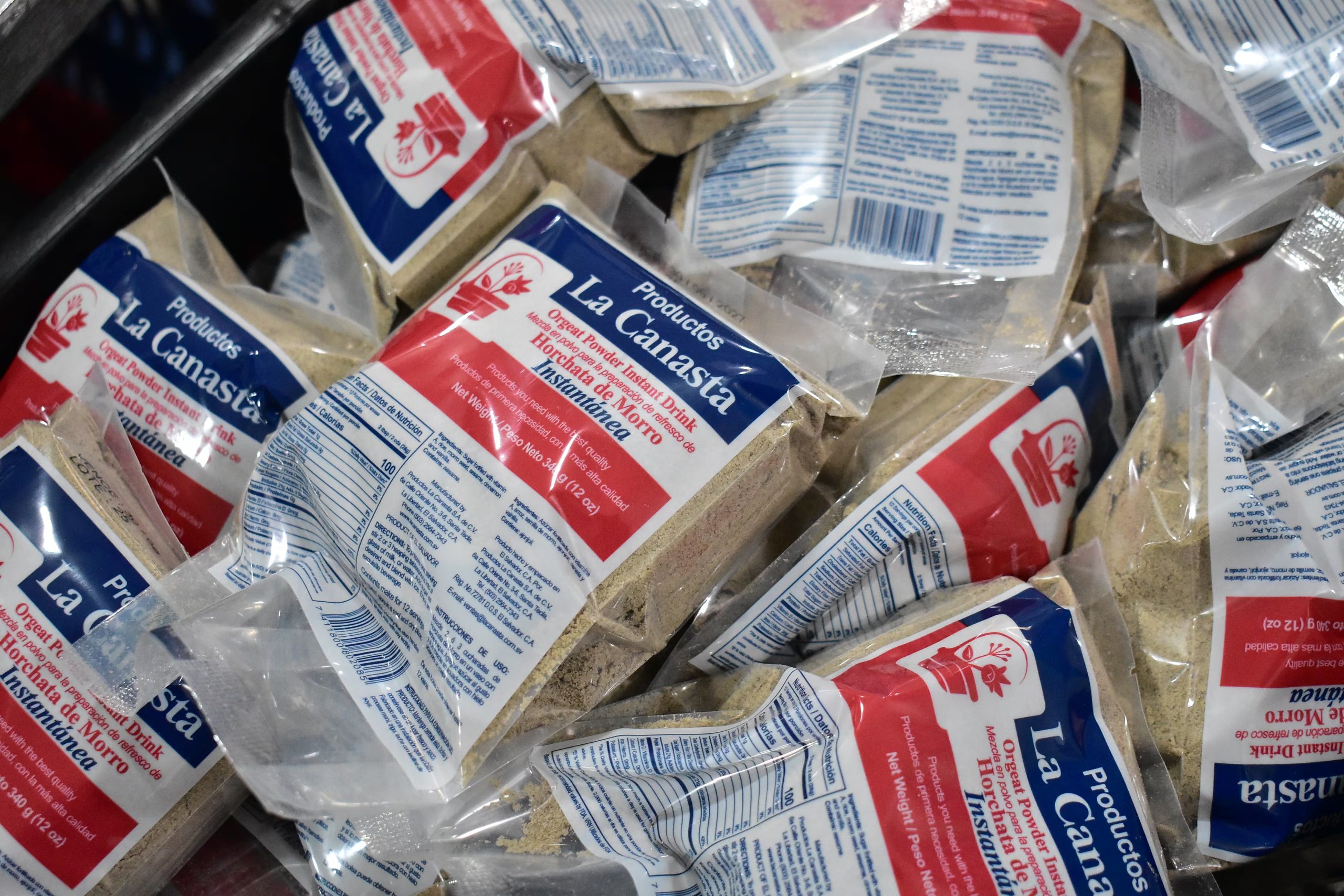 La “bolsitas” de horchata, una tradicional bebida salvadoreña, es el producto más comercializado por la marca. Foto Infobae Centroamérica/Emerson Del Cid