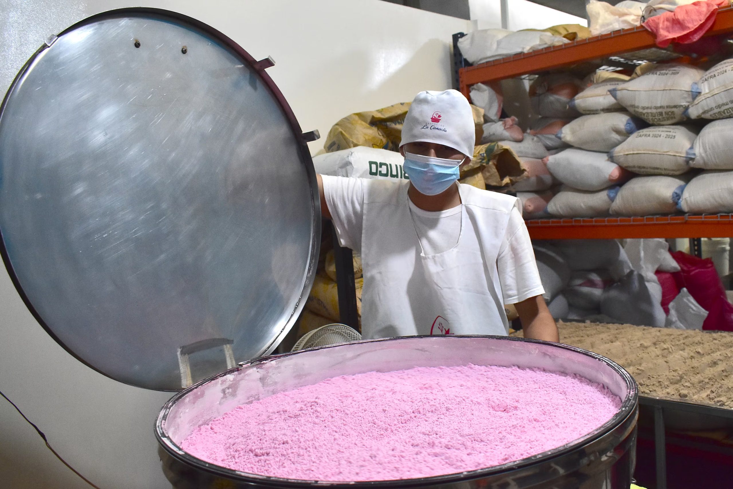 La cebada, una bebida salvadoreña con un característico color rosado y saborizada a nuez dulce, es otro de los productos que más vende la marca. Foto Infobae Centroamérica/Emerson Del Cid