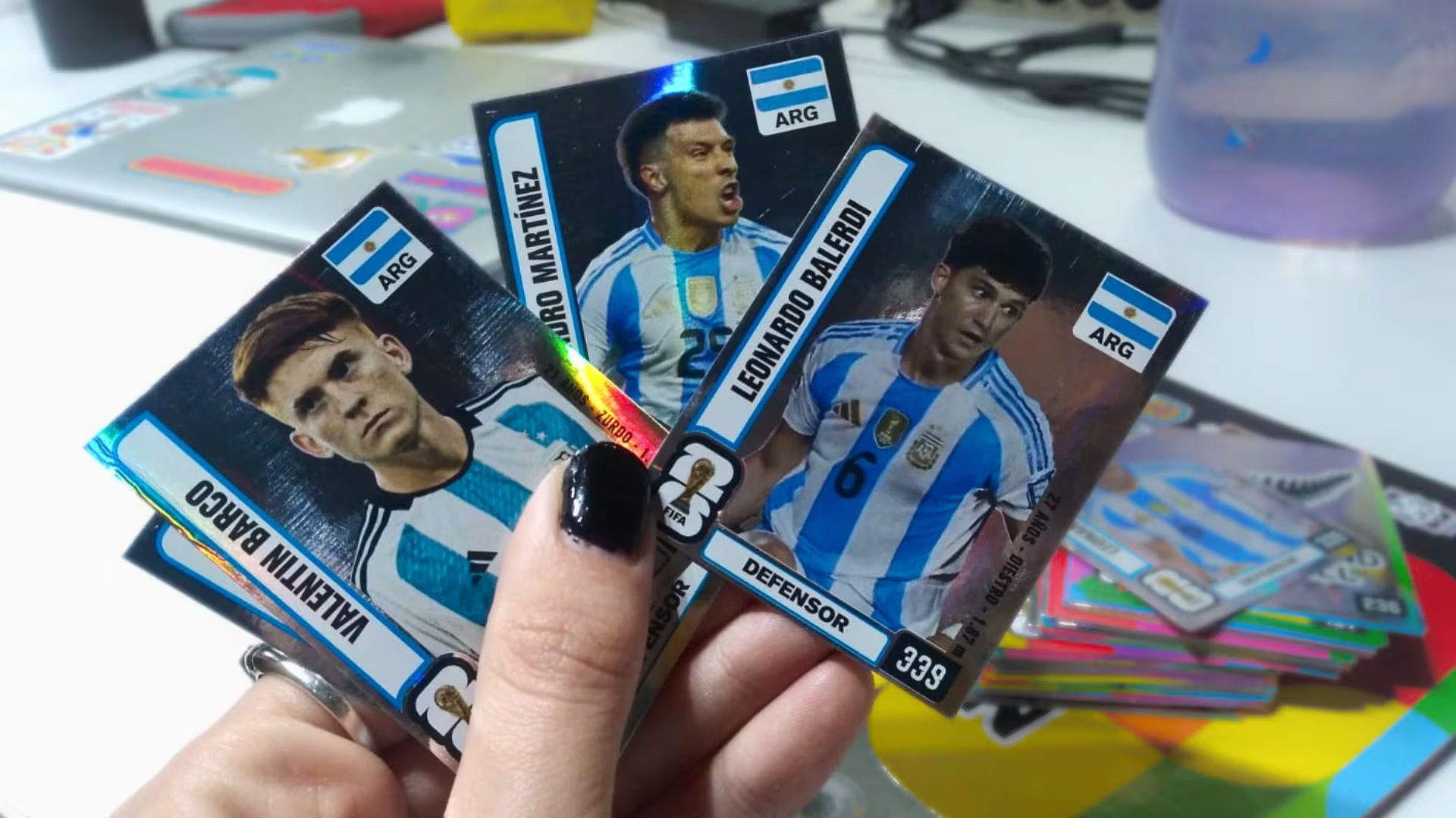 La búsqueda de figuritas de Messi, Cristiano Ronaldo y otros jugadores convirtió el intercambio en una práctica social con regateo, listas de faltantes y trueques

