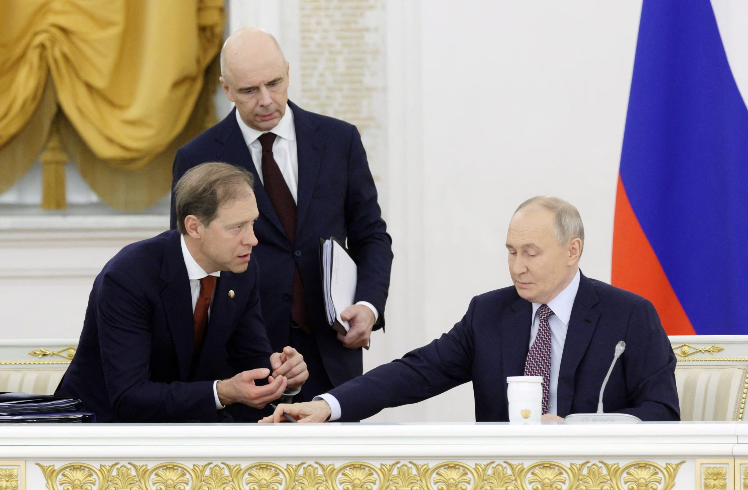El presidente ruso, Vladímir Putin, el ministro de Finanzas, Antón Siluánov, y el viceprimer ministro primero, Denis Mantúrov (Sputnik/Gavriil Grigorov/REUTERS/Archivo)