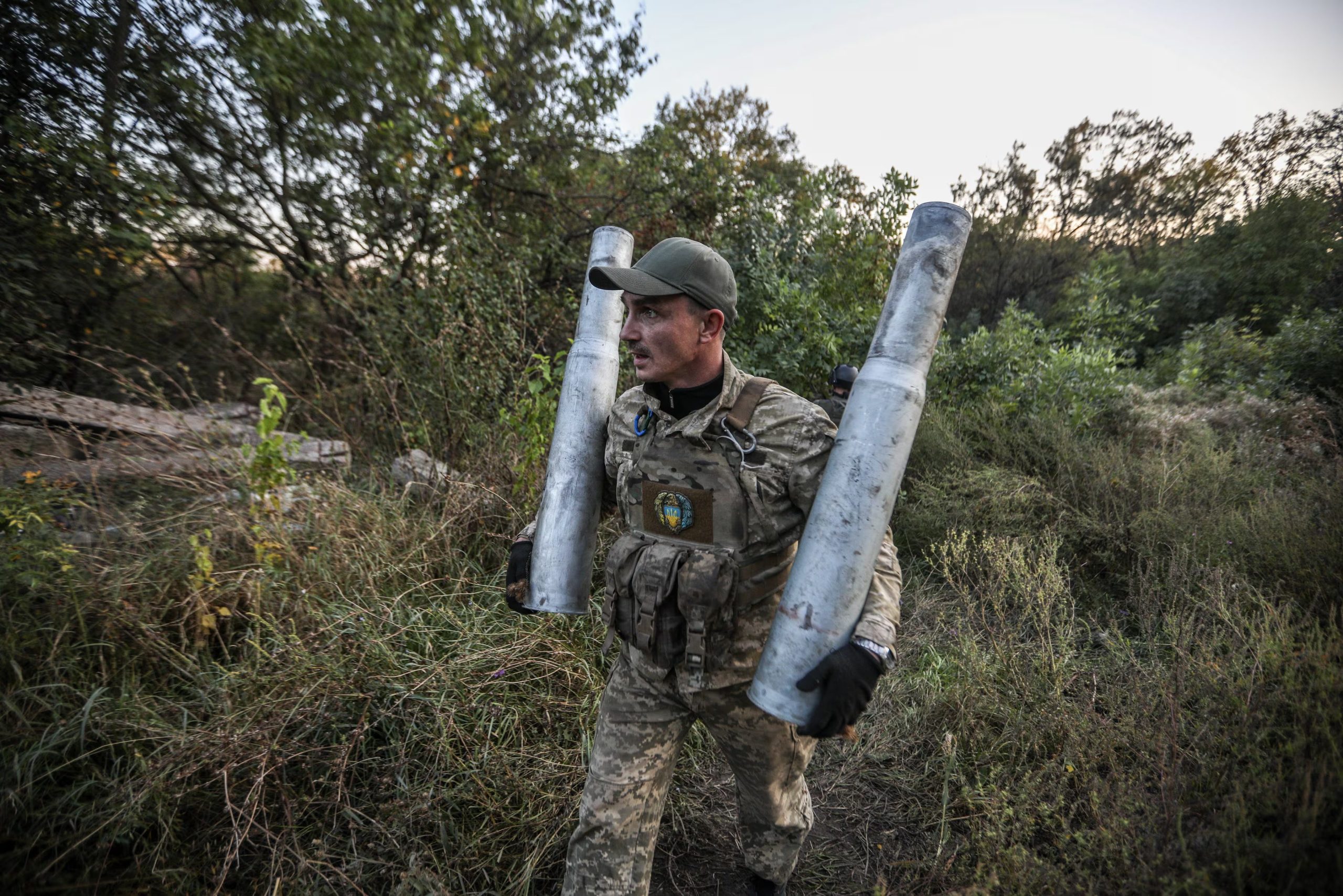 Un soldado ucraniano transporta proyectiles de artillería para disparar en dirección a Bakhmut, mientras continúa la guerra entre Rusia y Ucrania en la región de Donetsk (Europa Press/Archivo)