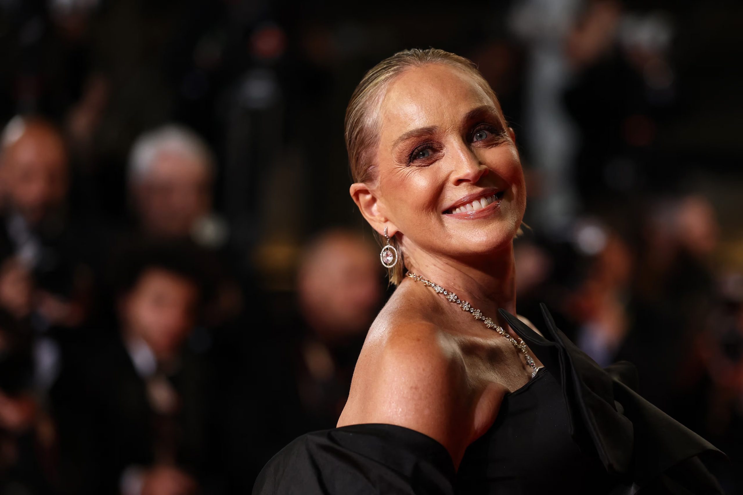 La estrella de cine afirmó que se negó a bajar cuando un asistente le avisó que su madre estaba muriendo, porque sintió que debía soltarla (REUTERS/Gonzalo Fuentes)