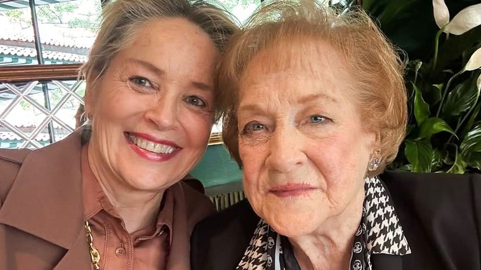 Dorothy Marie Stone murió el 26 de marzo de 2025 a los 91 años y Sharon Stone confirmó la noticia en Instagram en julio (Instagram/@sharonstone)