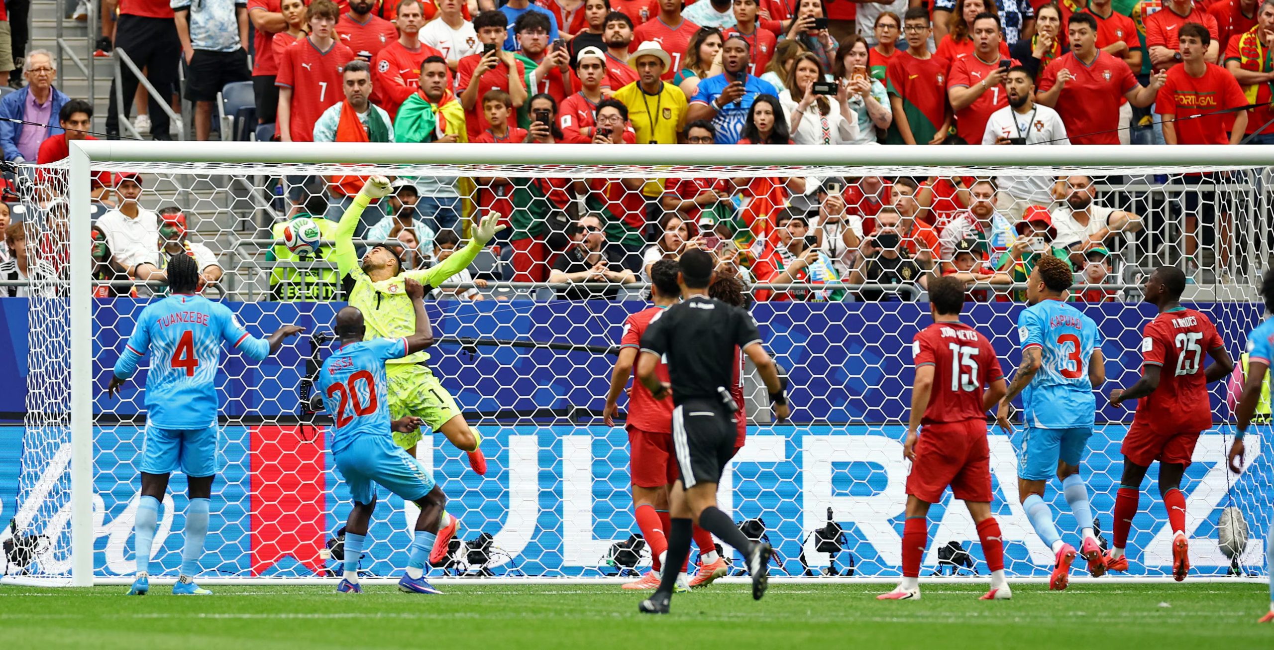 El gol de Yoane Wissa ante Portugal fue el primero del Congo Democrático en una Copa del Mundo y llegó tras una jugada que Desabre aseguró que ya se había ensayado previamente - crédito Phil Noble/REUTERS