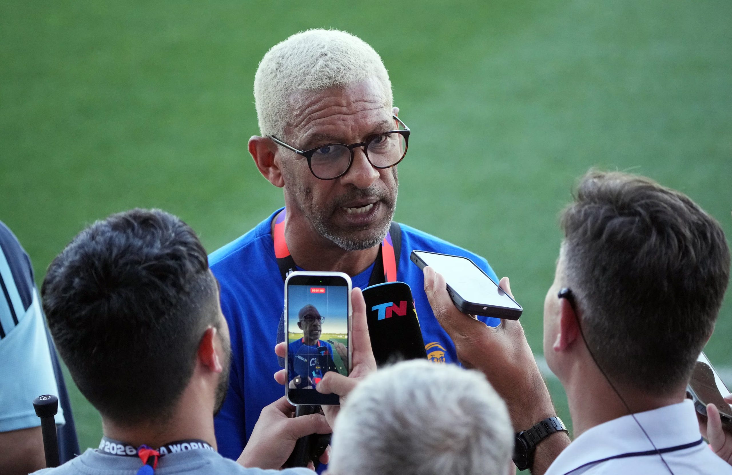 El ex jugador Djalminha es entrevistado durante el entrenamiento de Argentina (Reuters/Denny Medley)