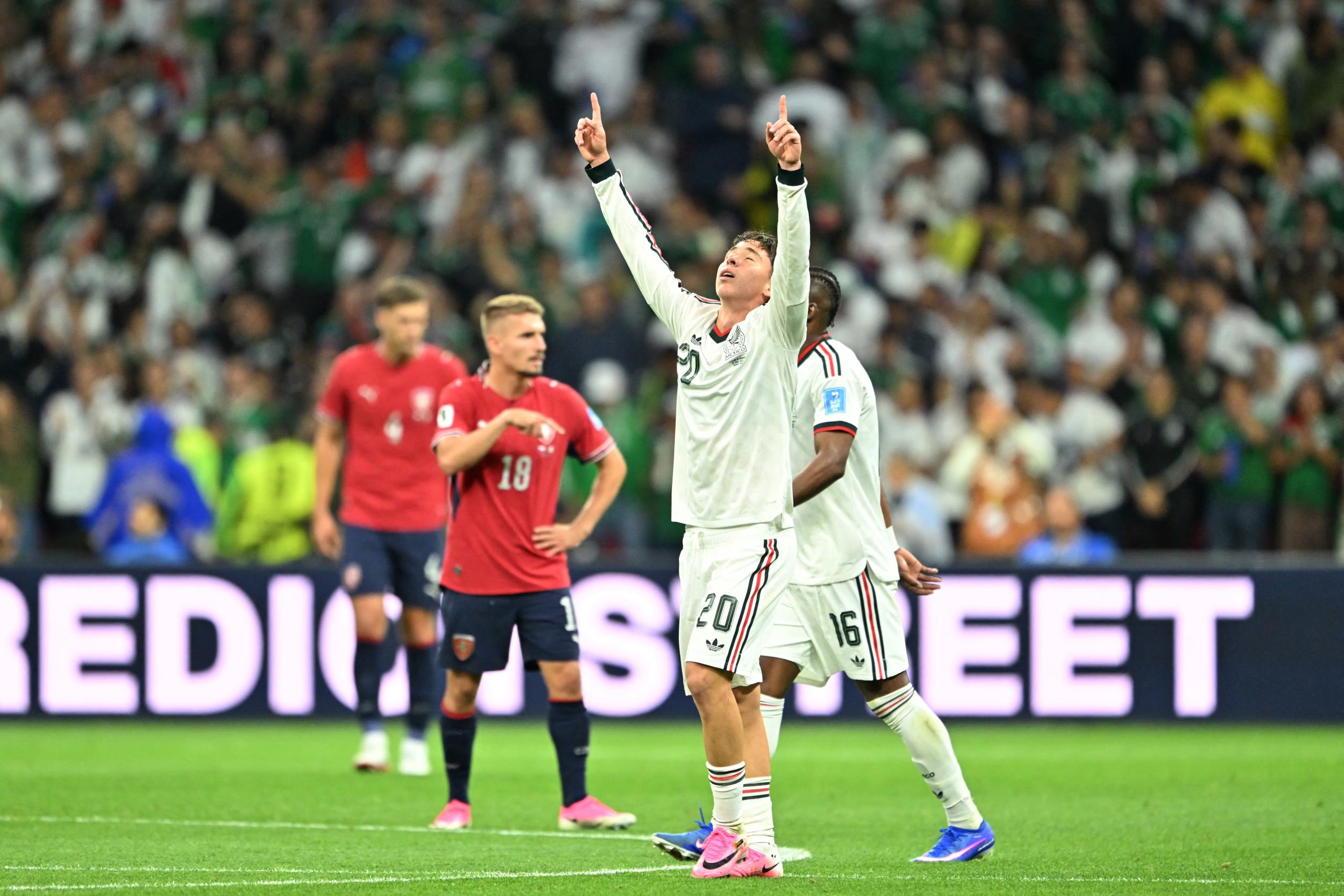 El partido contra Chequia selló la mejor fase de grupos en la historia de México. (Photo by CARL DE SOUZA / AFP)