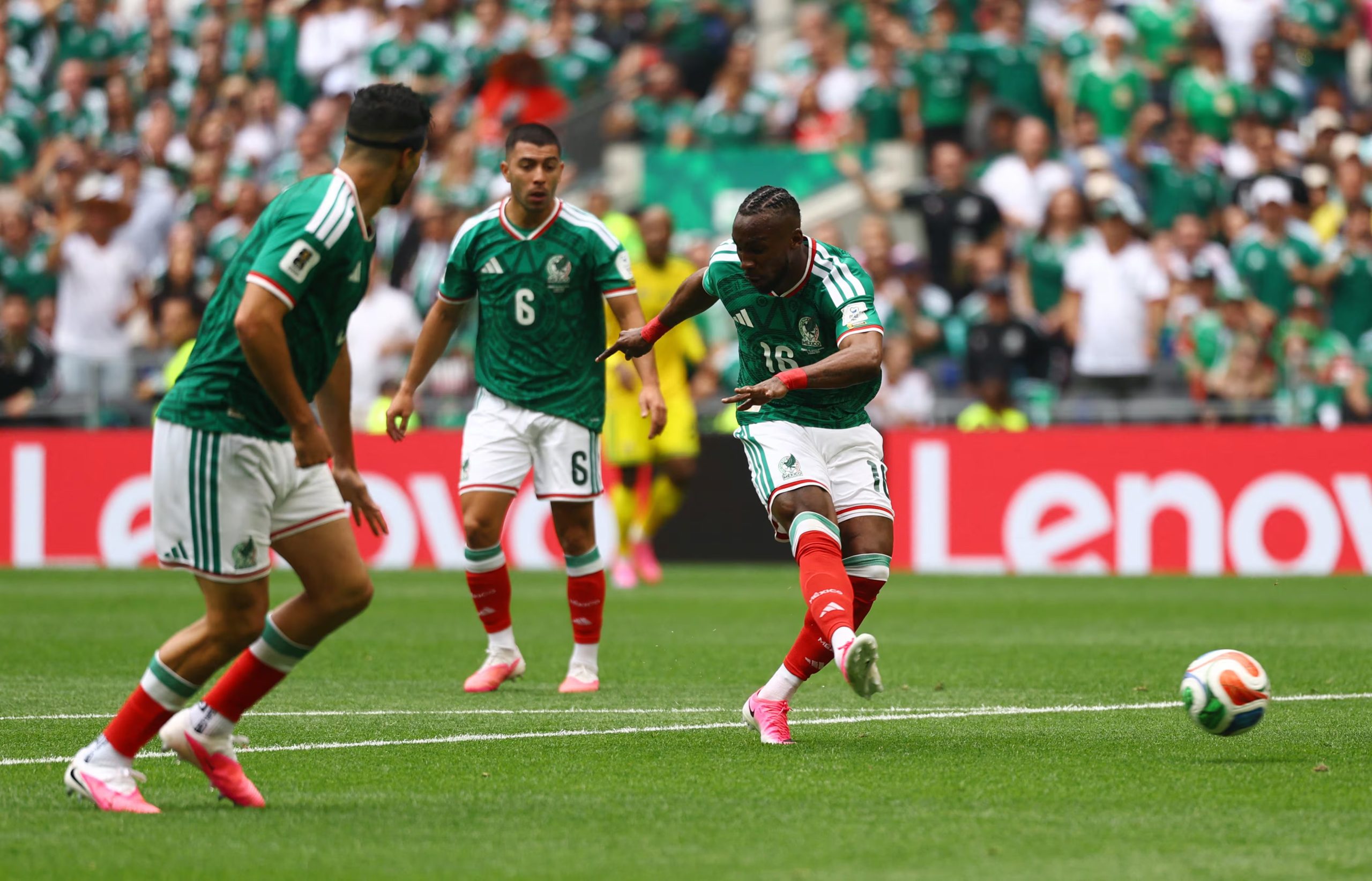 Aguirre mantendría el tridente ofensivo con Roberto Alvarado, Julián Quiñones y Raúl Jiménez, tras el gran debut ante Sudáfrica en el Estadio Azteca. REUTERS/Kai Pfaffenbach