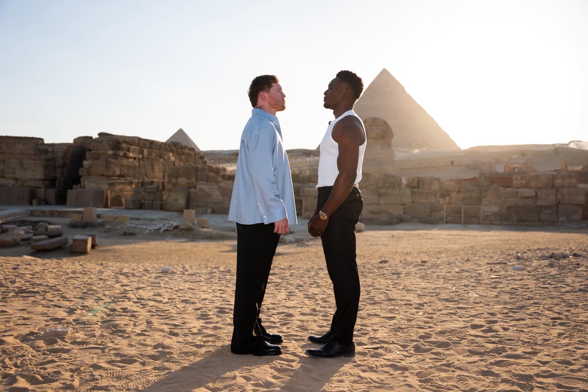 'Canelo' mira de frente a Christian Mbilli desde Egipto. (X / Saúl Álvarez)