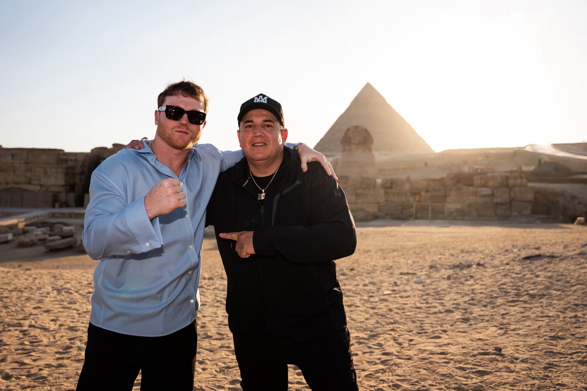 Saúl Álvarez acompañado de su entrenador Eddy Reynoso en Egipto. (X / Saúl Álvarez )