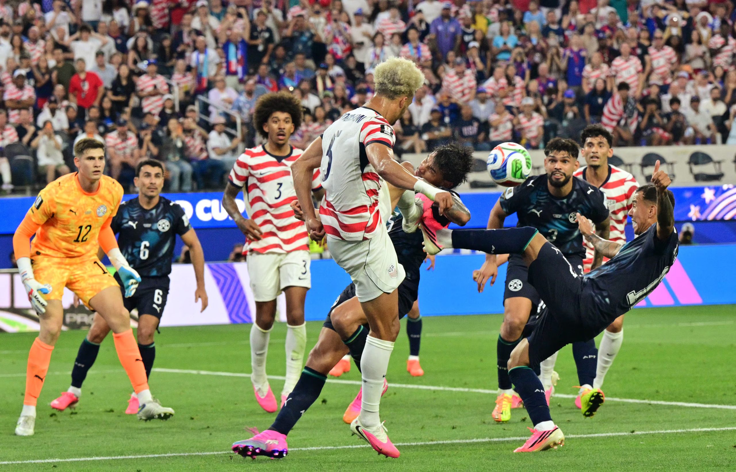 Un momento del partido entre Estados Unidos y Paraguay (Photo by Frederic J. BROWN / AFP)
