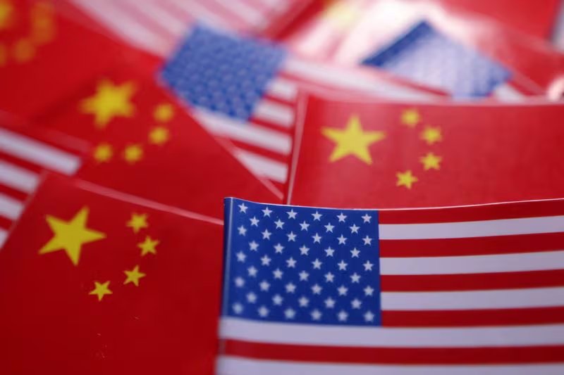 Las banderas de Estados Unidos y China se ven en esta ilustración (REUTERS/Dado Ruvic)