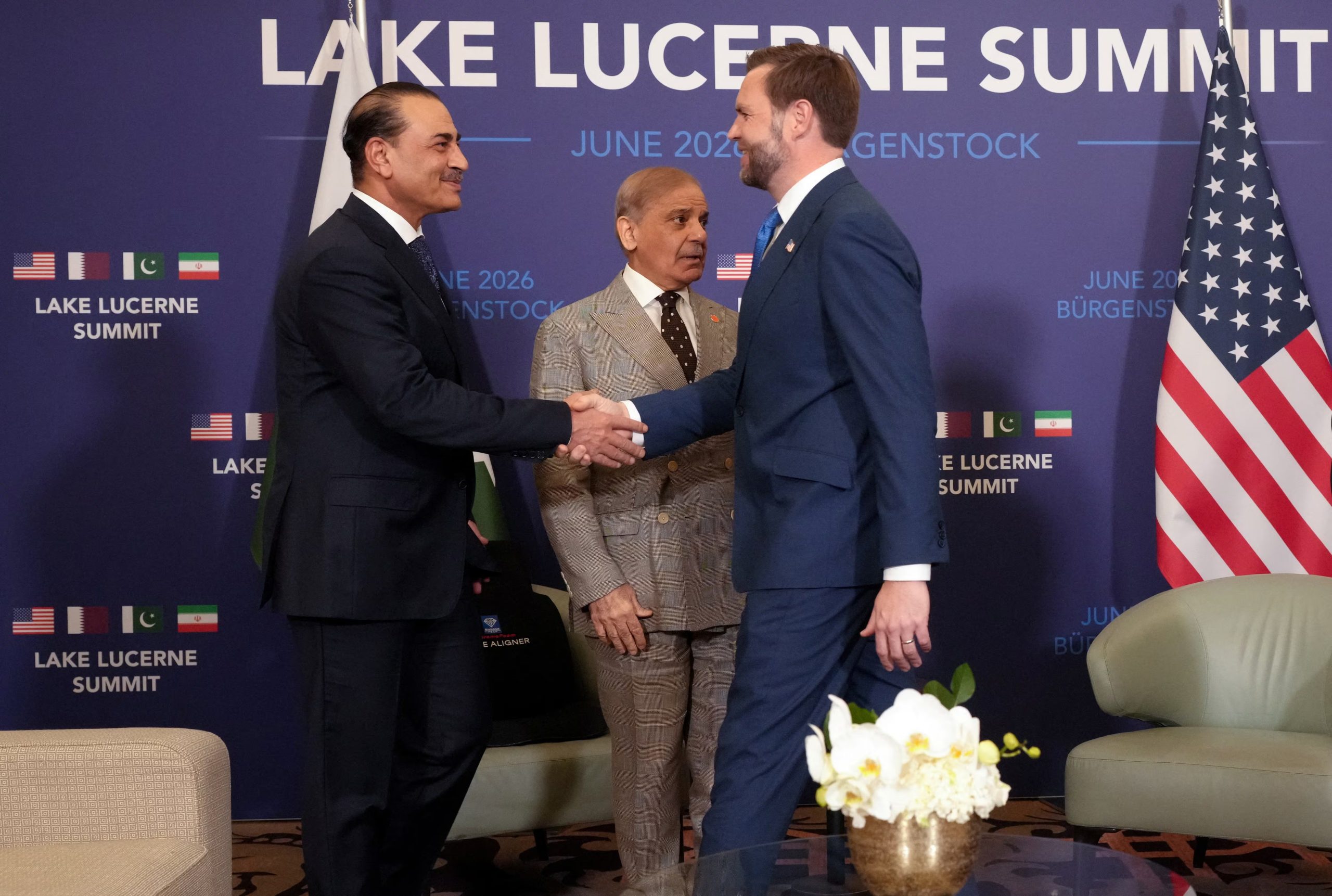 El vicepresidente de Estados Unidos, JD Vance, saluda al jefe del ejército de Pakistán, Asim Munir, junto al primer ministro Shehbaz Sharif, en el balneario de Bürgenstock, donde se negocia el fin de la guerra entre Irán y Estados Unidos (REUTERS/Nathan Howard/Pool, archivo).