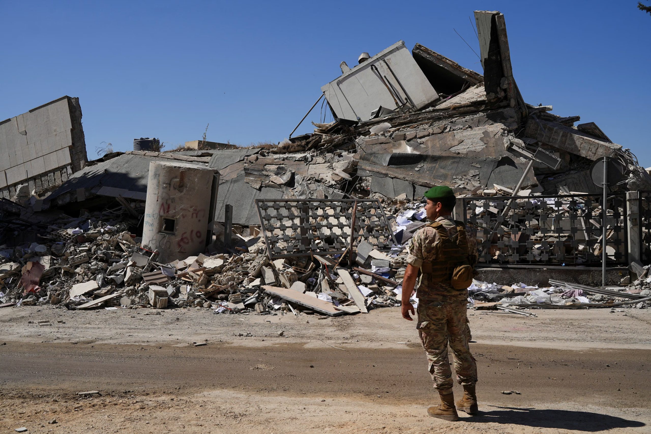 Un soldado del ejército libanés inspecciona los daños tras un ataque israelí en Nabatieh, Líbano, en medio de los combates que ya dejaron más de 4.000 muertos según el Ministerio de Salud local (REUTERS/Stringer)