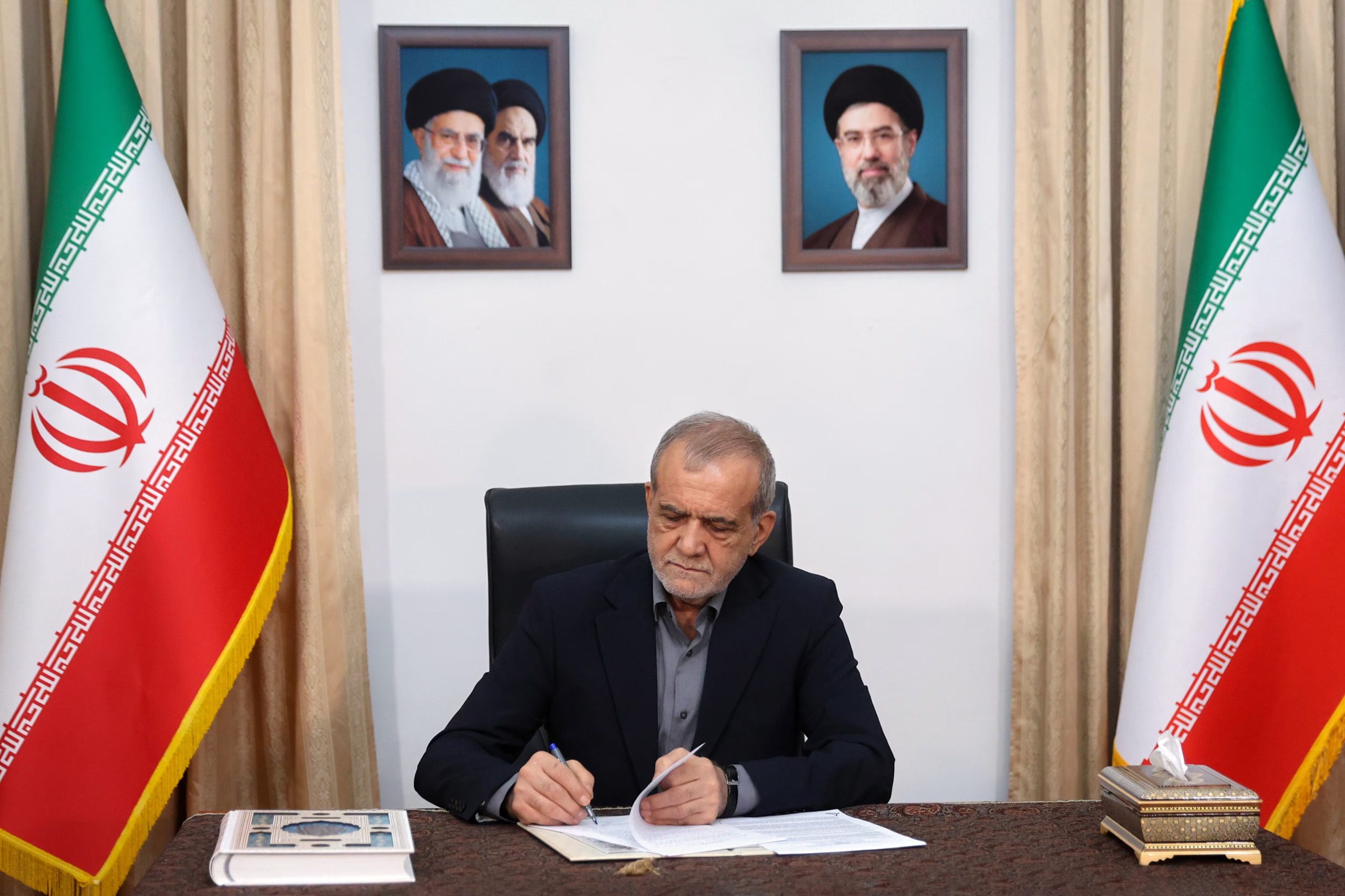 El presidente de Irán, Masoud Pezeshkian, firma el memorando de entendimiento que extendió la tregua con Estados Unidos y dio inicio al plazo de 60 días para negociar el programa nuclear iraní, en Teherán (Oficina presidencial iraní vía AP, archivo).